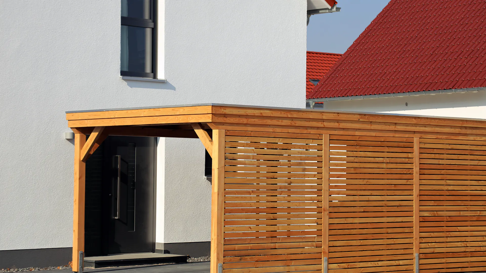 Carport mit Holzverkleidung