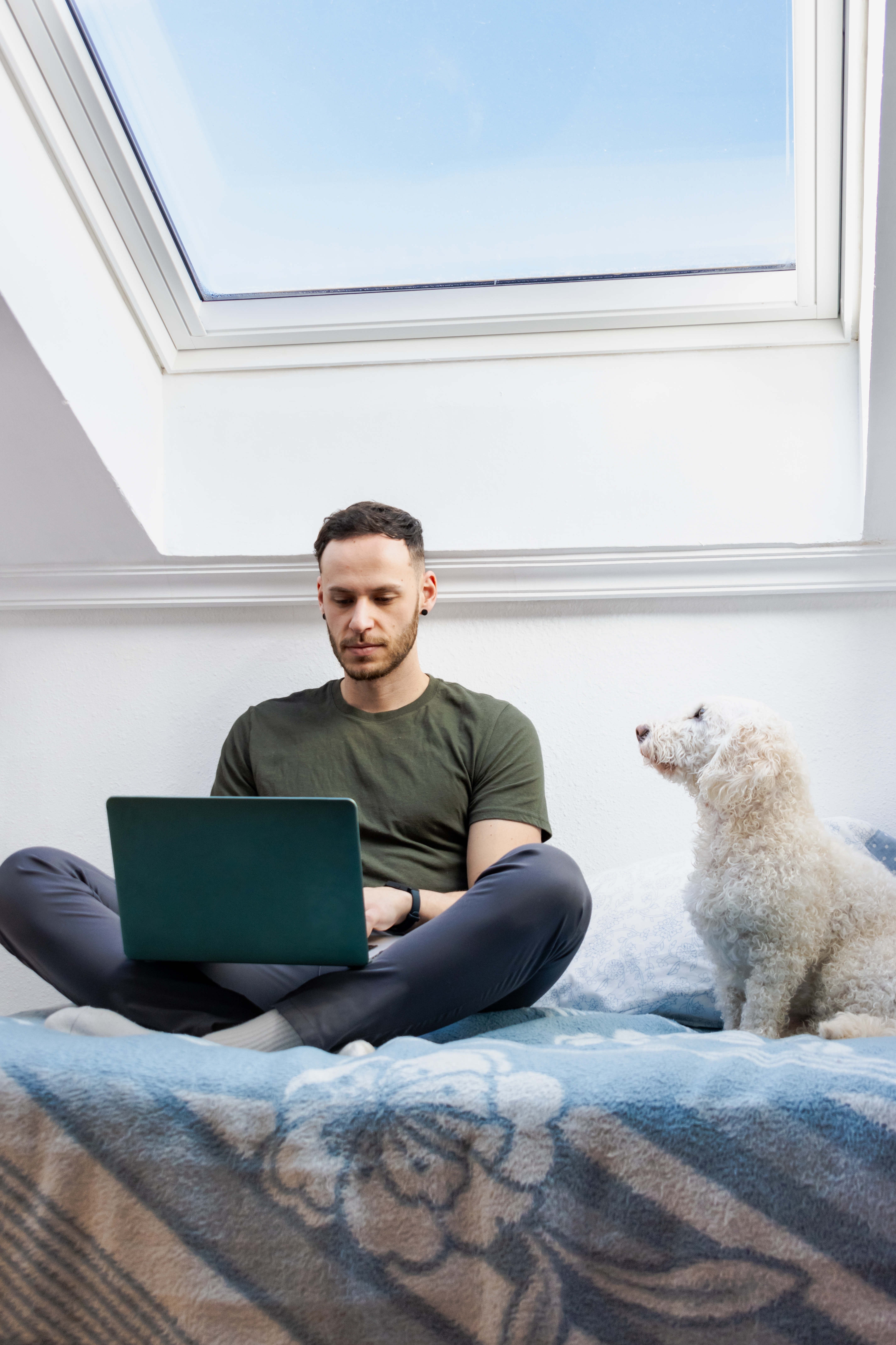 Mann mit Laptop recherchiert
