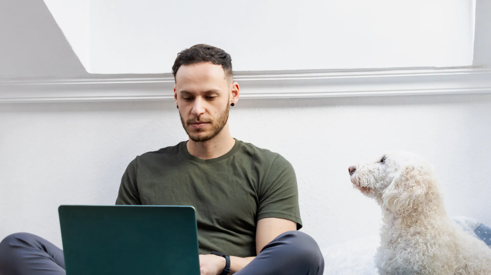 Mann mit Laptop recherchiert
