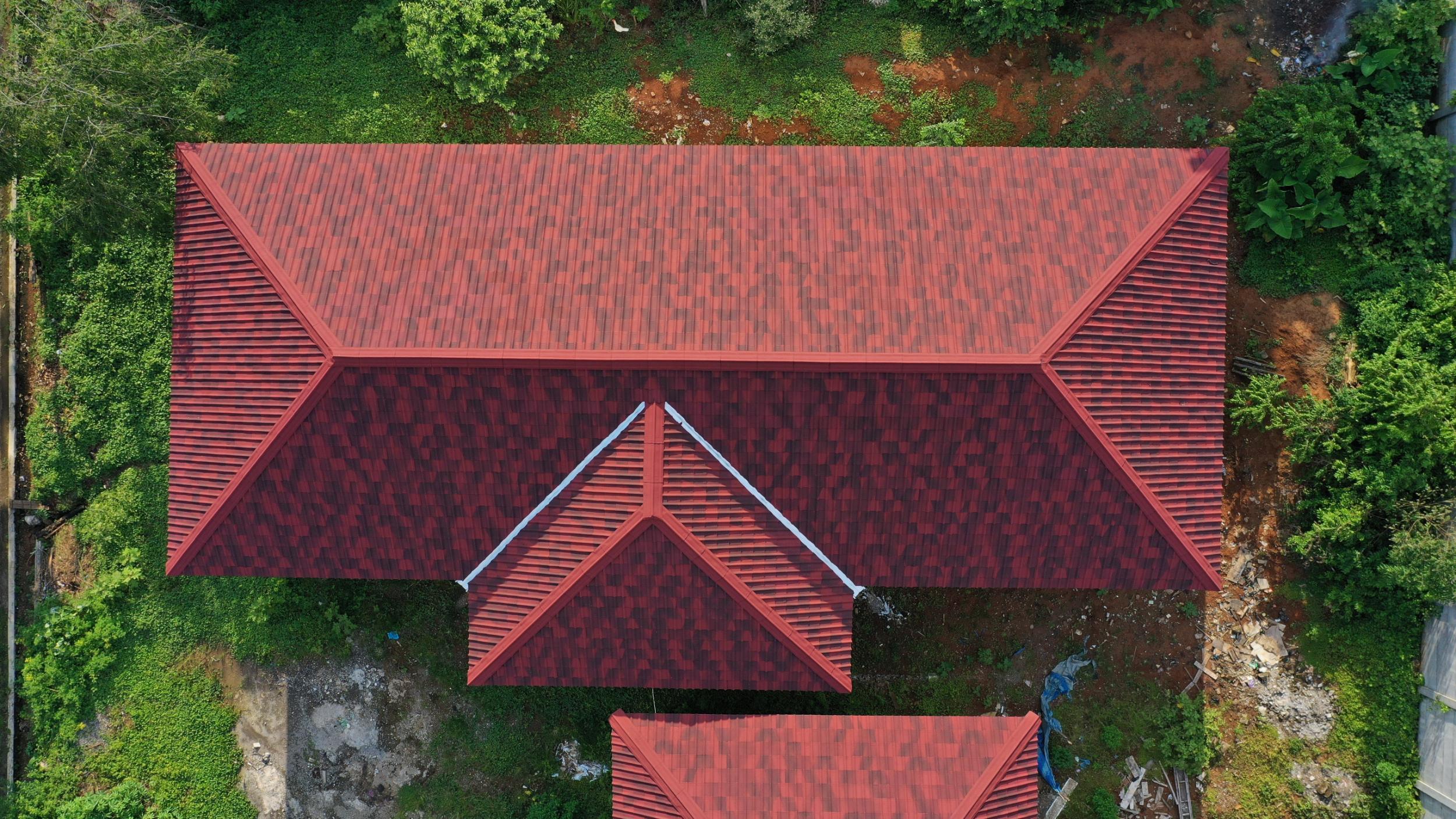 Ein Haus mit einem Walmdach.