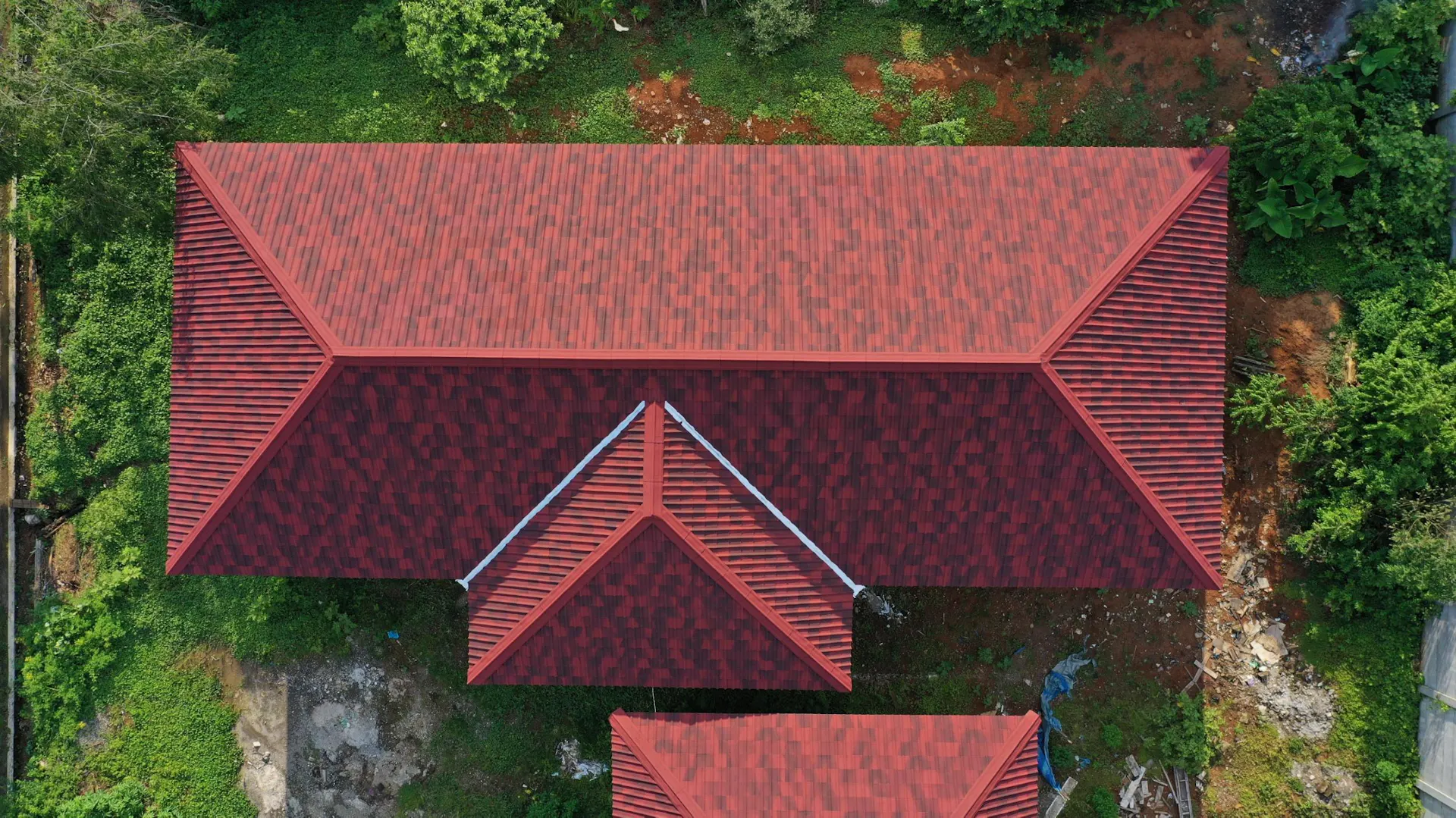 Ein Haus mit einem Walmdach.