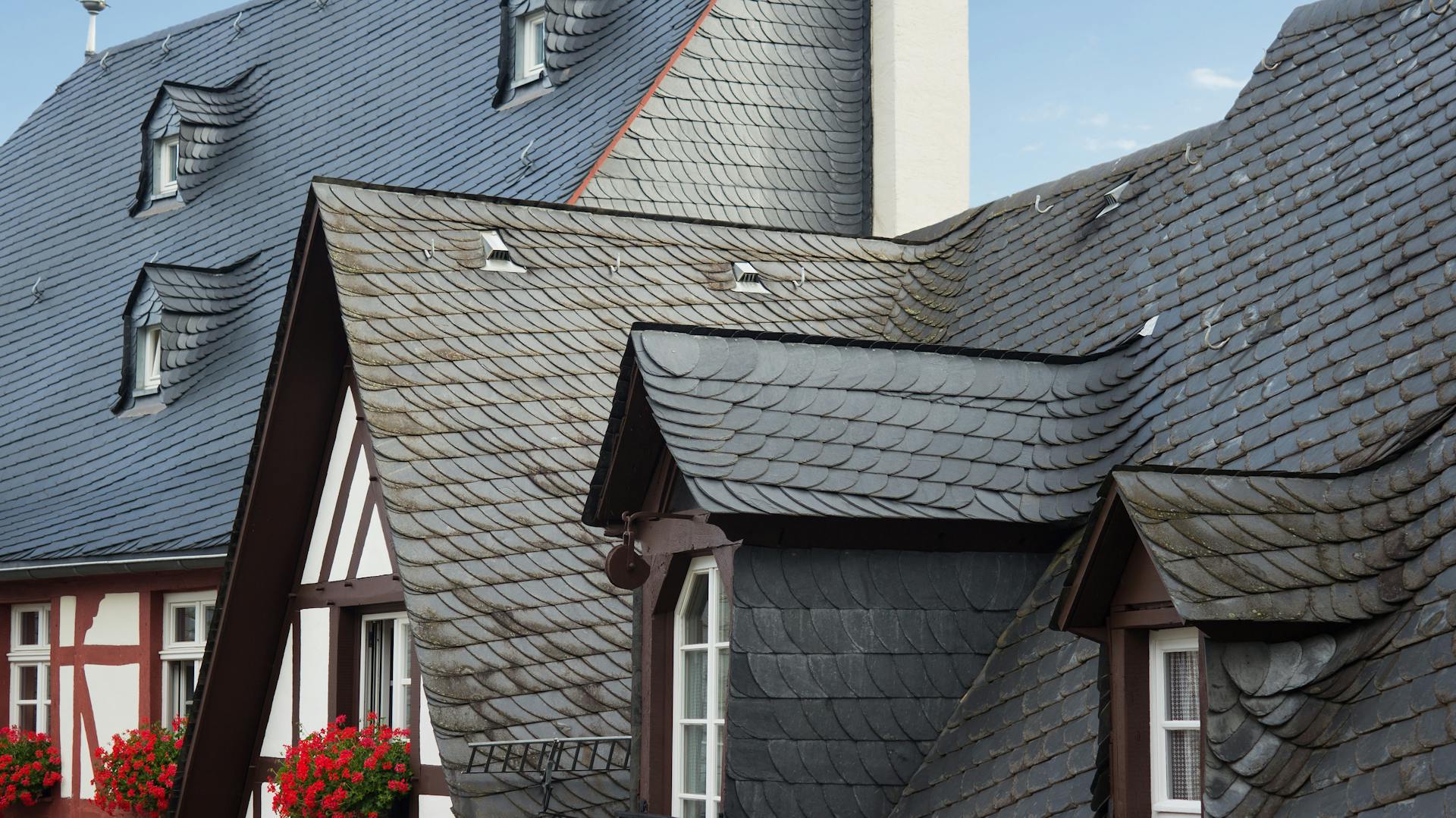Häuser mit mehreren Dachgauben und Fenstern