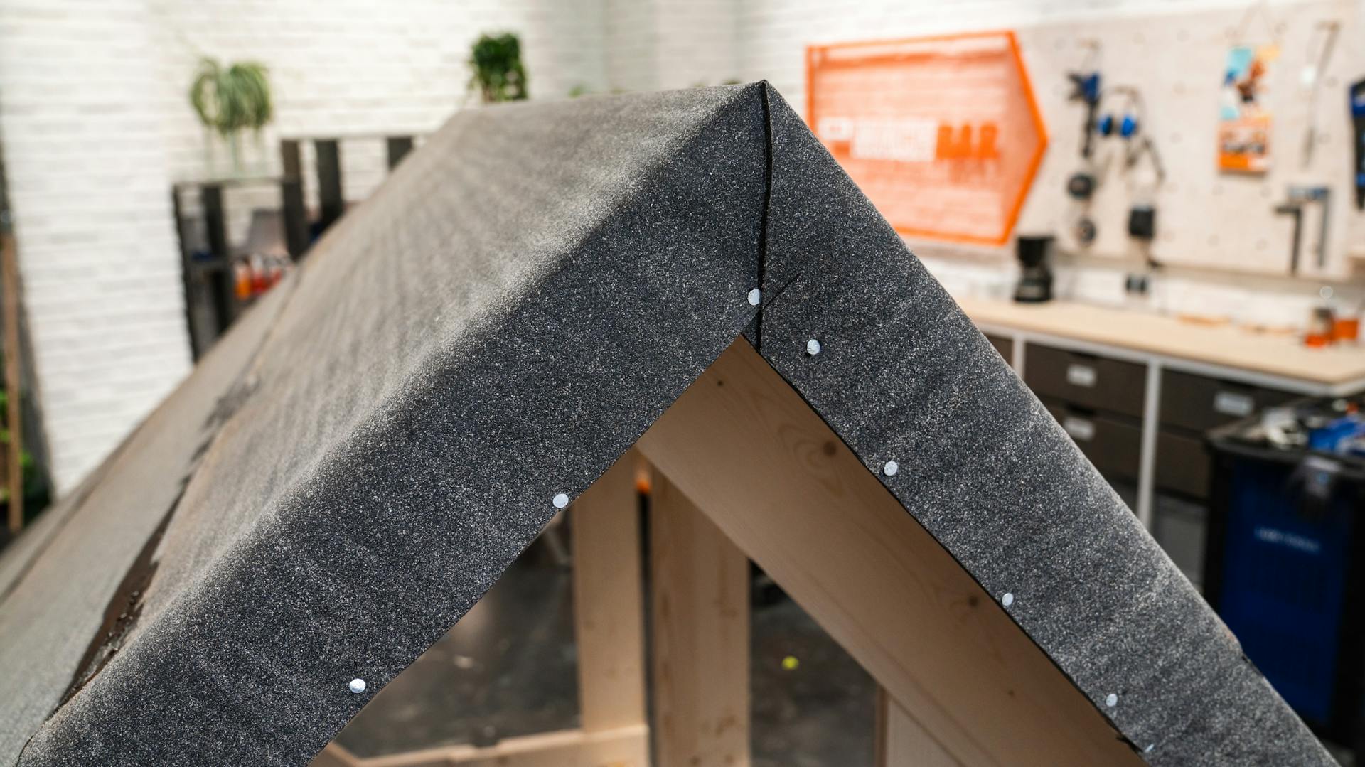 Ein fertiges Dach, welches mit Dachpappe bedeckt ist