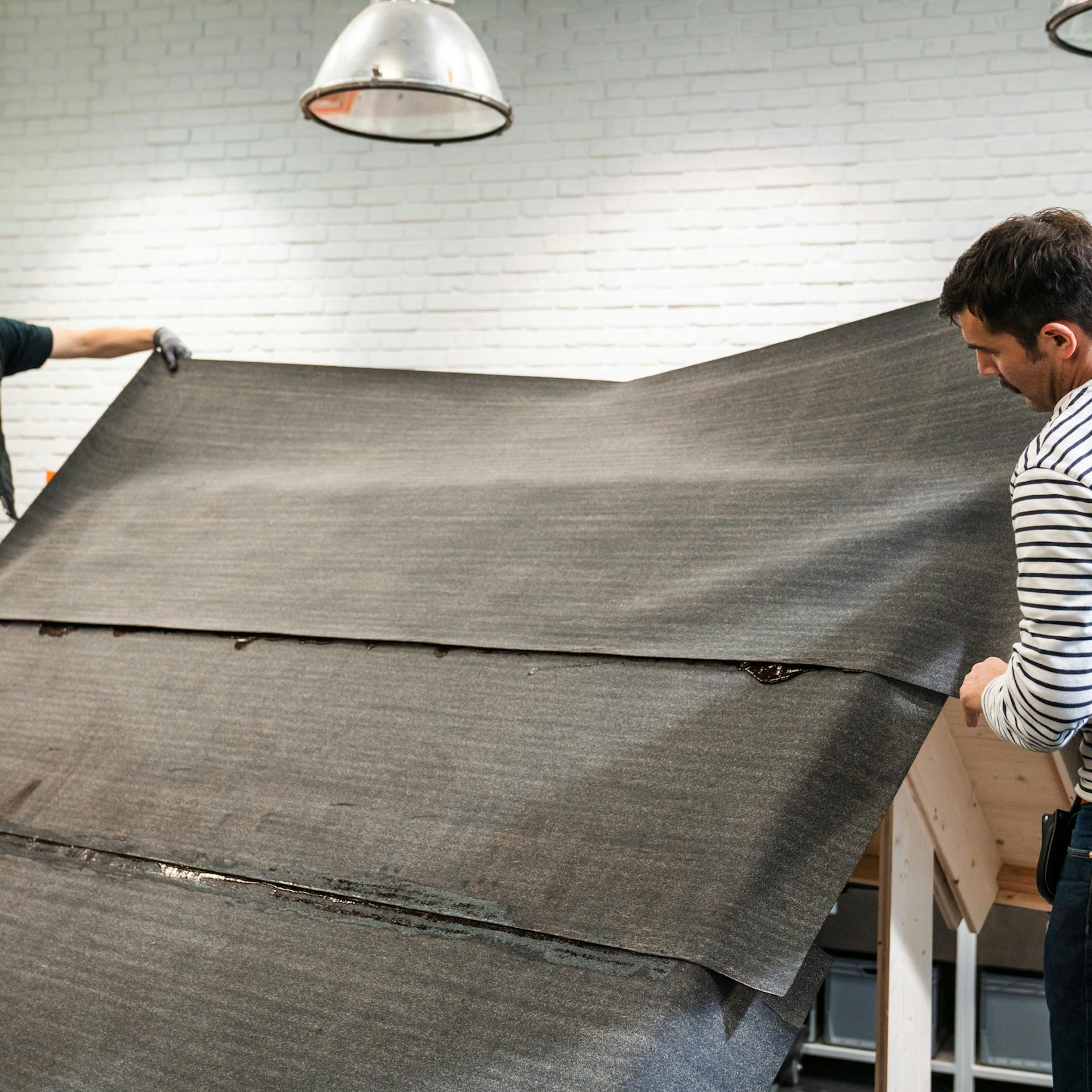 Dachfirst wird mit Dachpappe überzogen