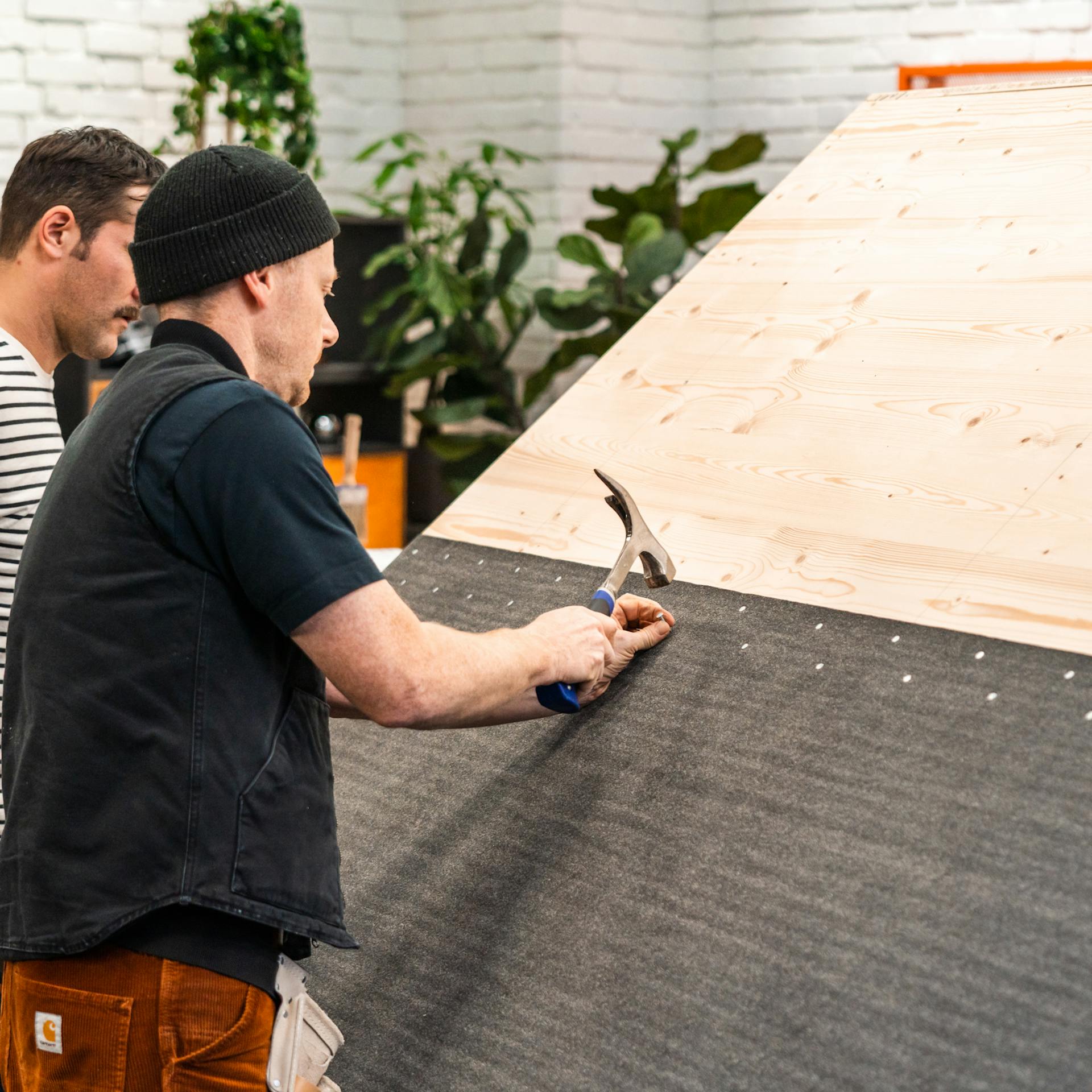 Dachpappe wird auf dem Dach mit Dachpappenstiften vernagelt