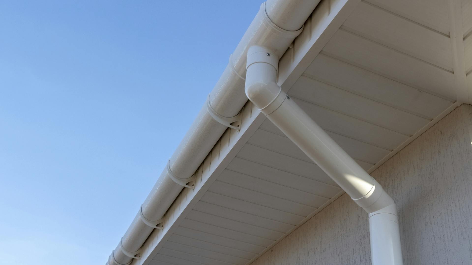 Grondaia bianca con tubo di caduta