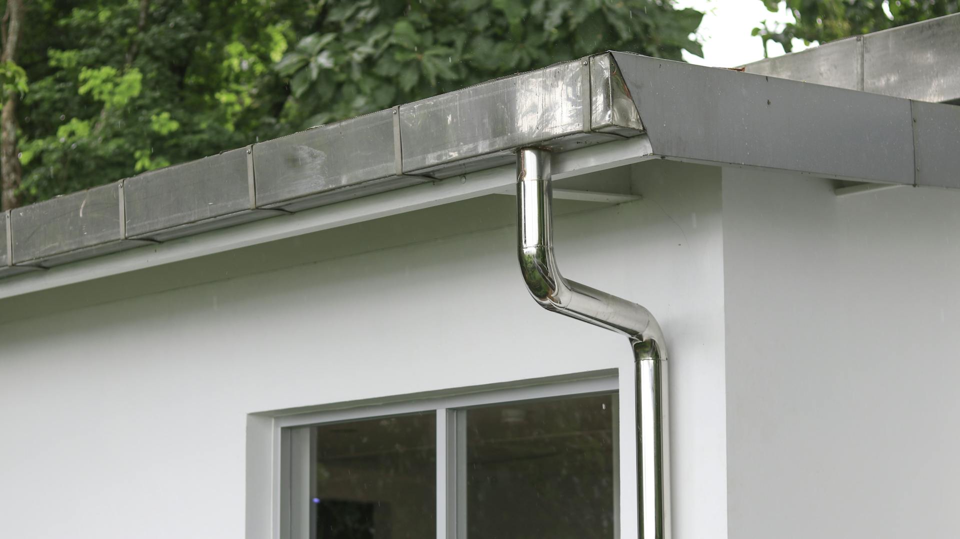 Dachrinne aus Zink am Haus