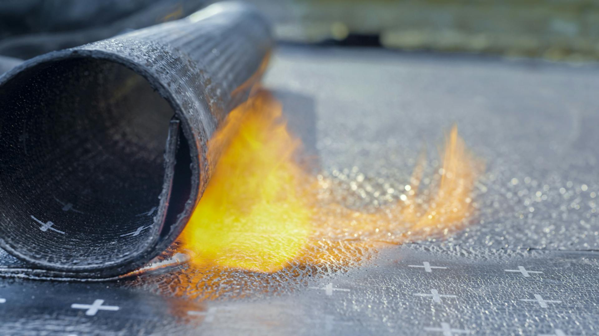 Flachdach wird mit Bitumen abgedichtet