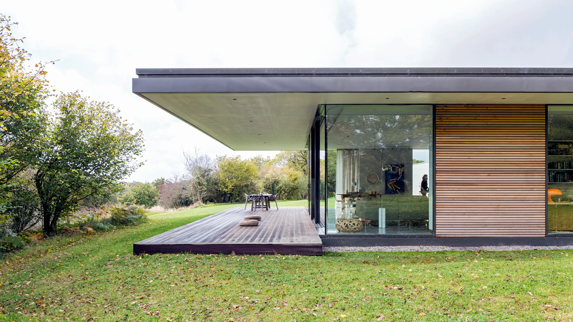 Ein modernes Haus mit Flachdach.
