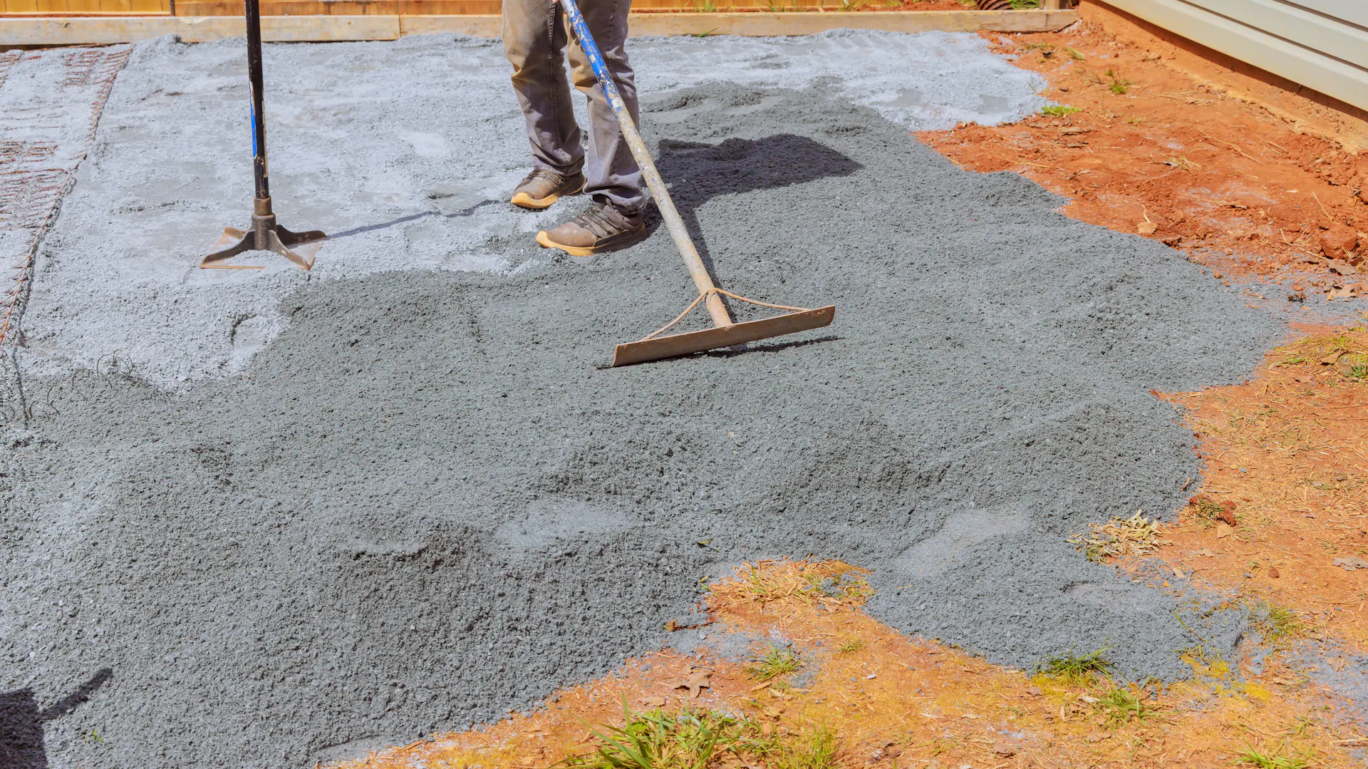 Handwerker glättet Fundament