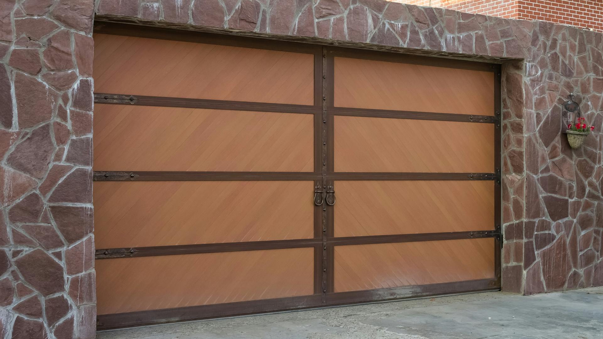 Garage mit Flügeltor