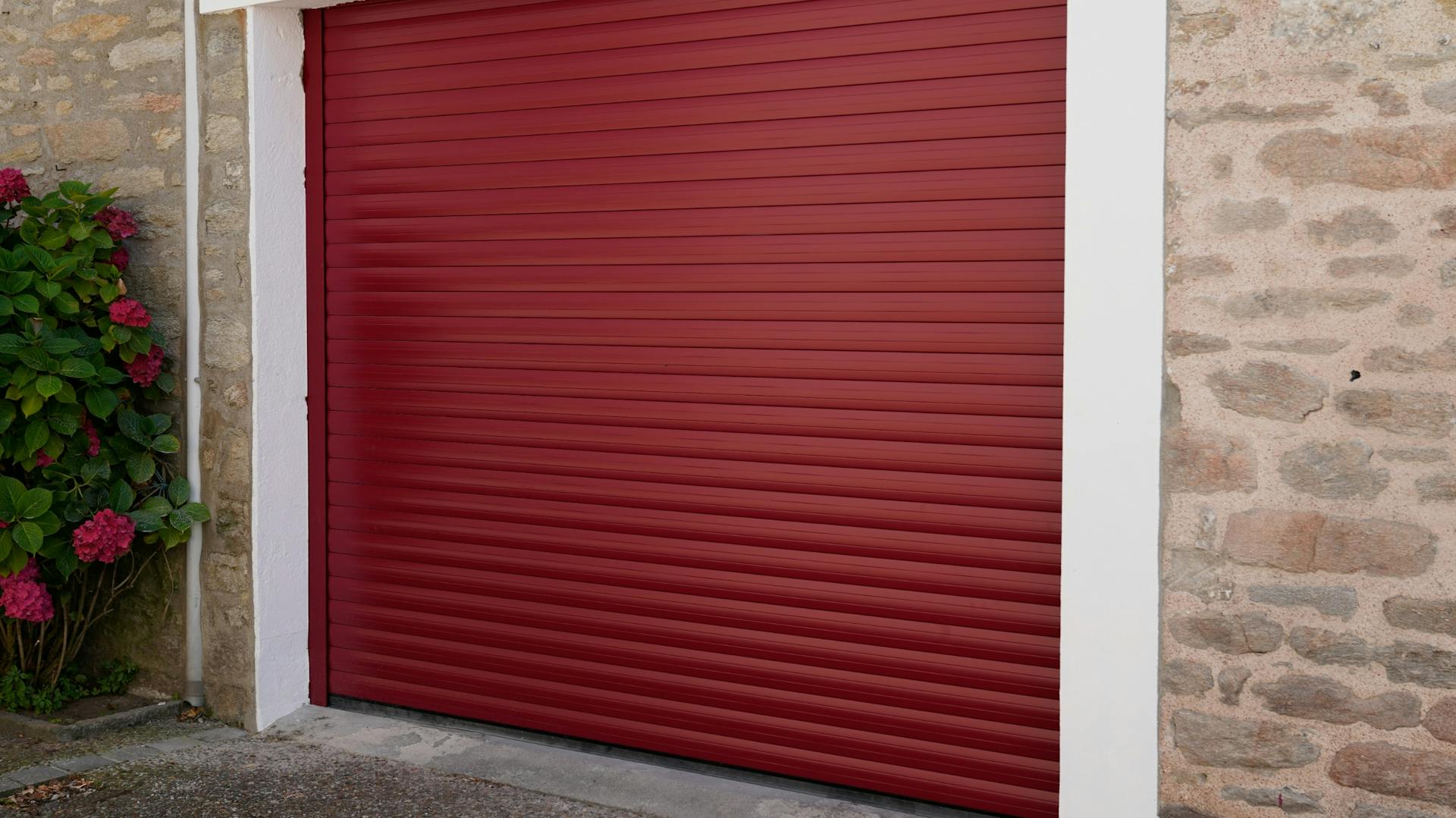 Rot lackiertes Garagentor
