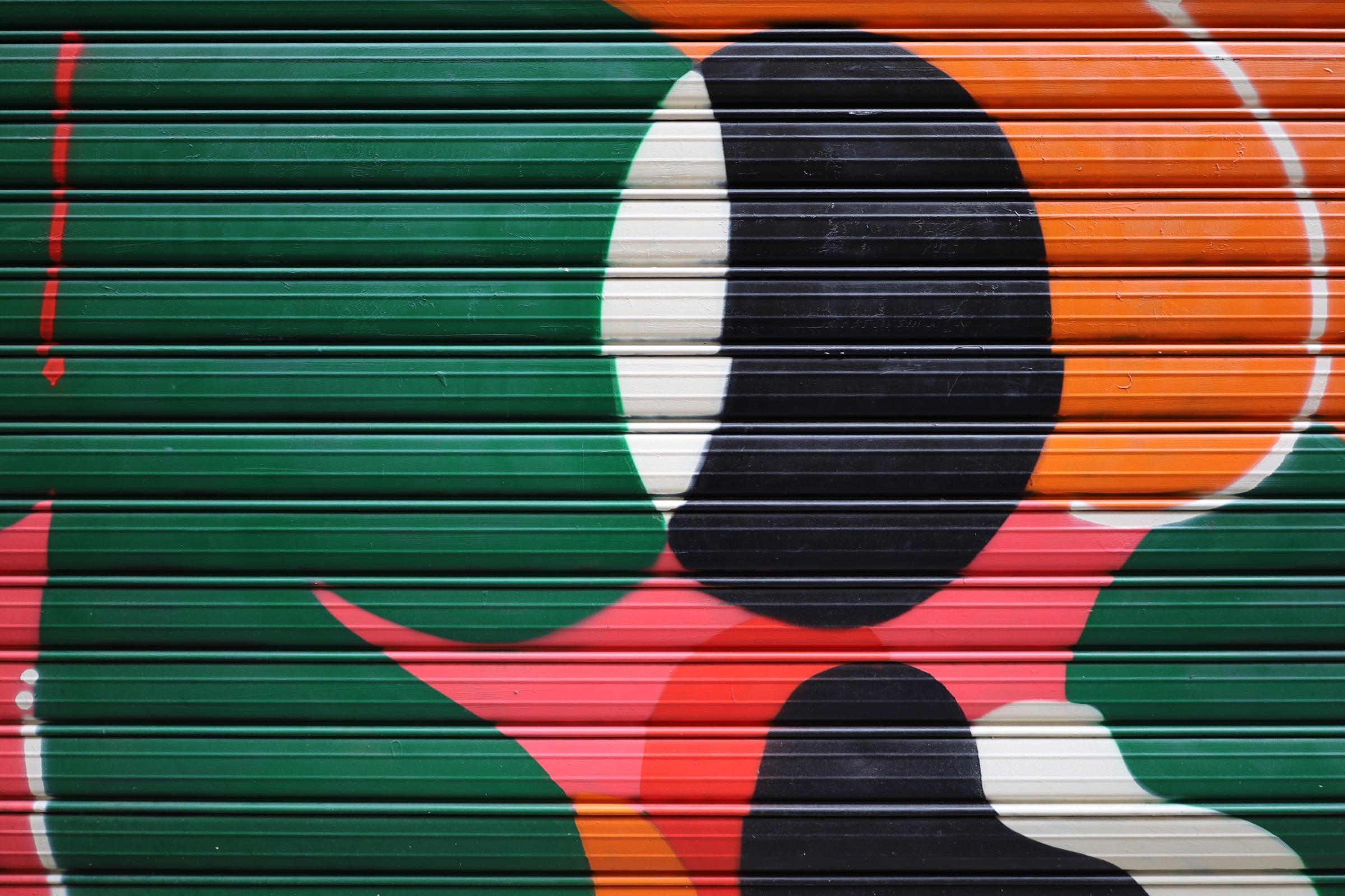 Mit Graffiti bemaltes Garagentor