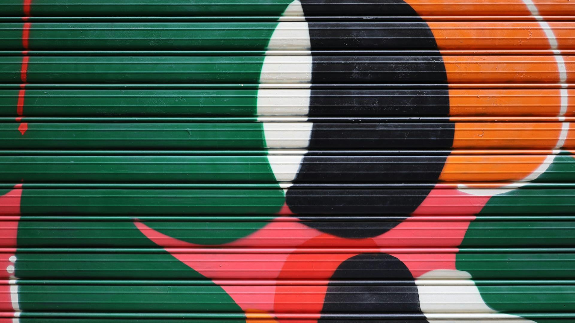 Mit Graffiti bemaltes Garagentor