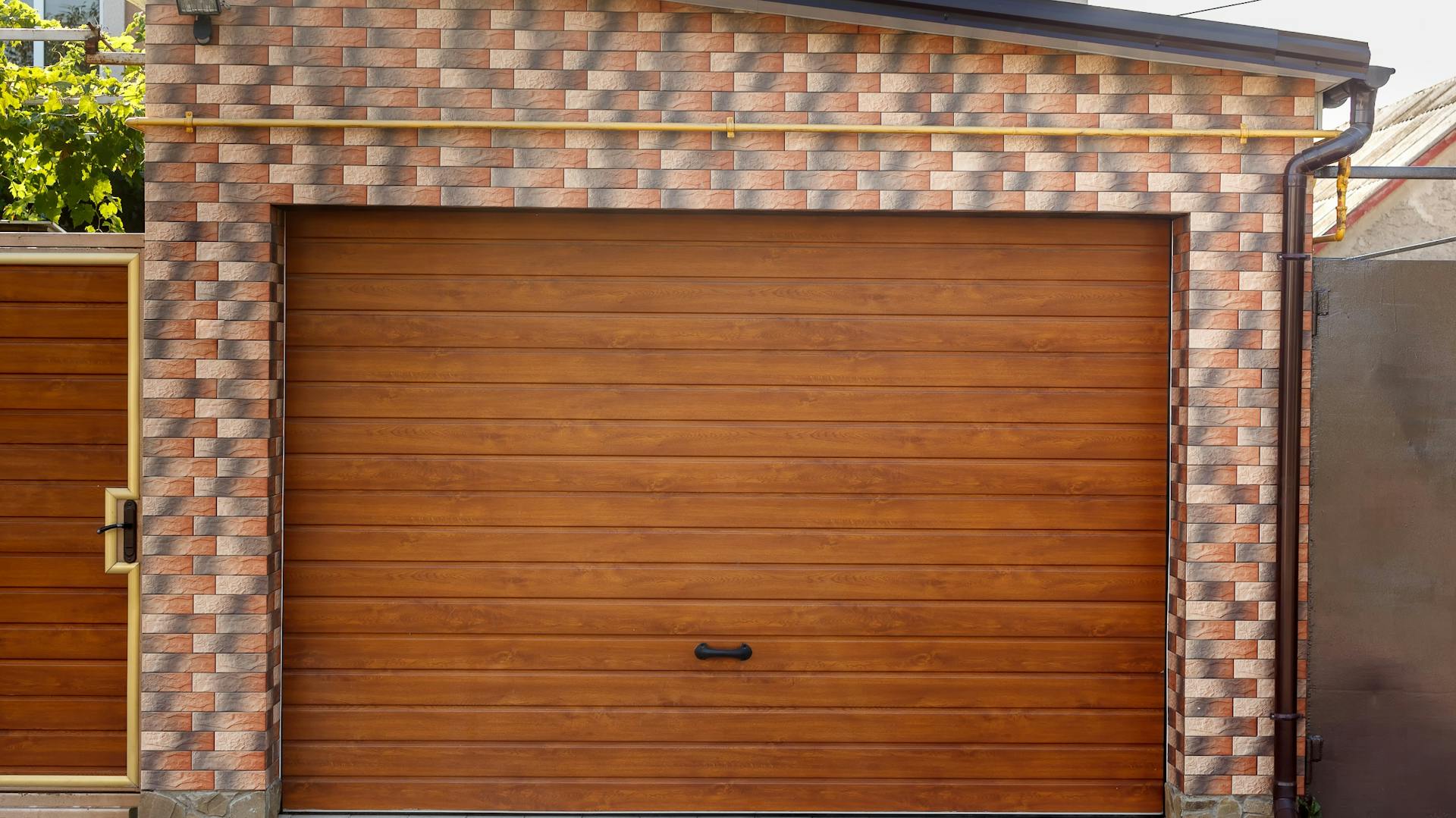 Garagentor mit Holzbeplankung