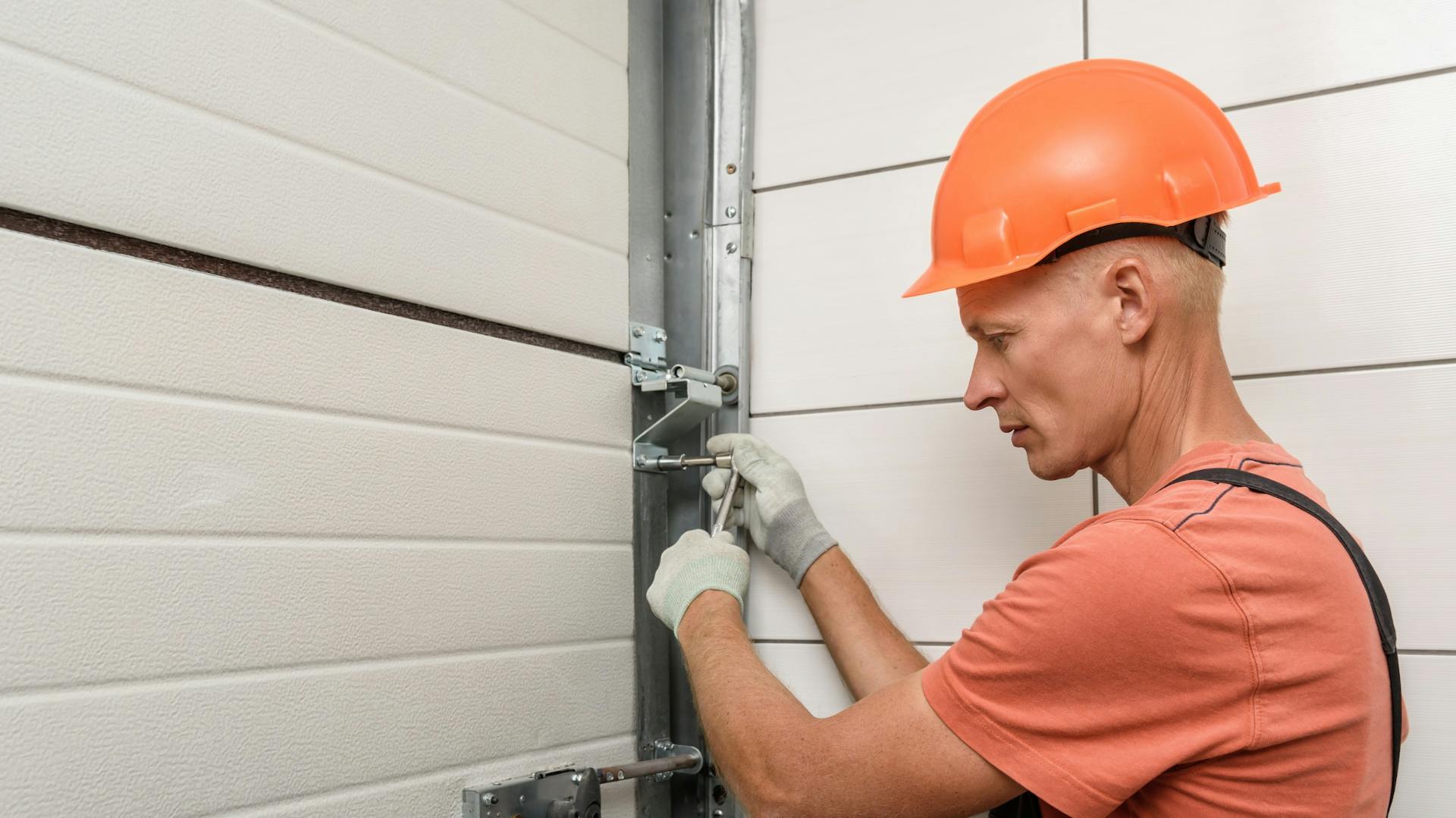 Jemand prüft ein Garagentor auf Funktionsfähigkeit