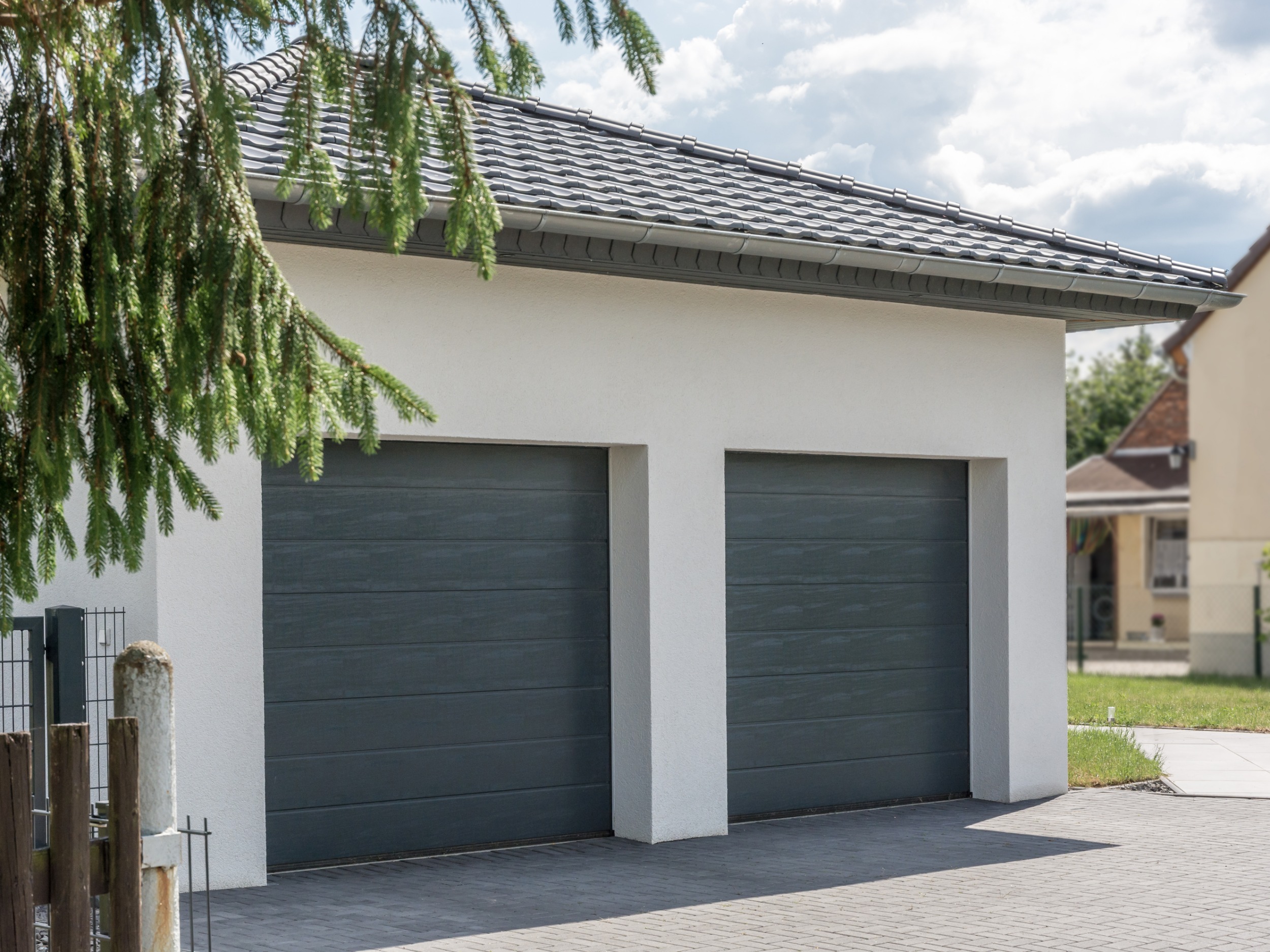 Garage doppio su una casa bianca.
