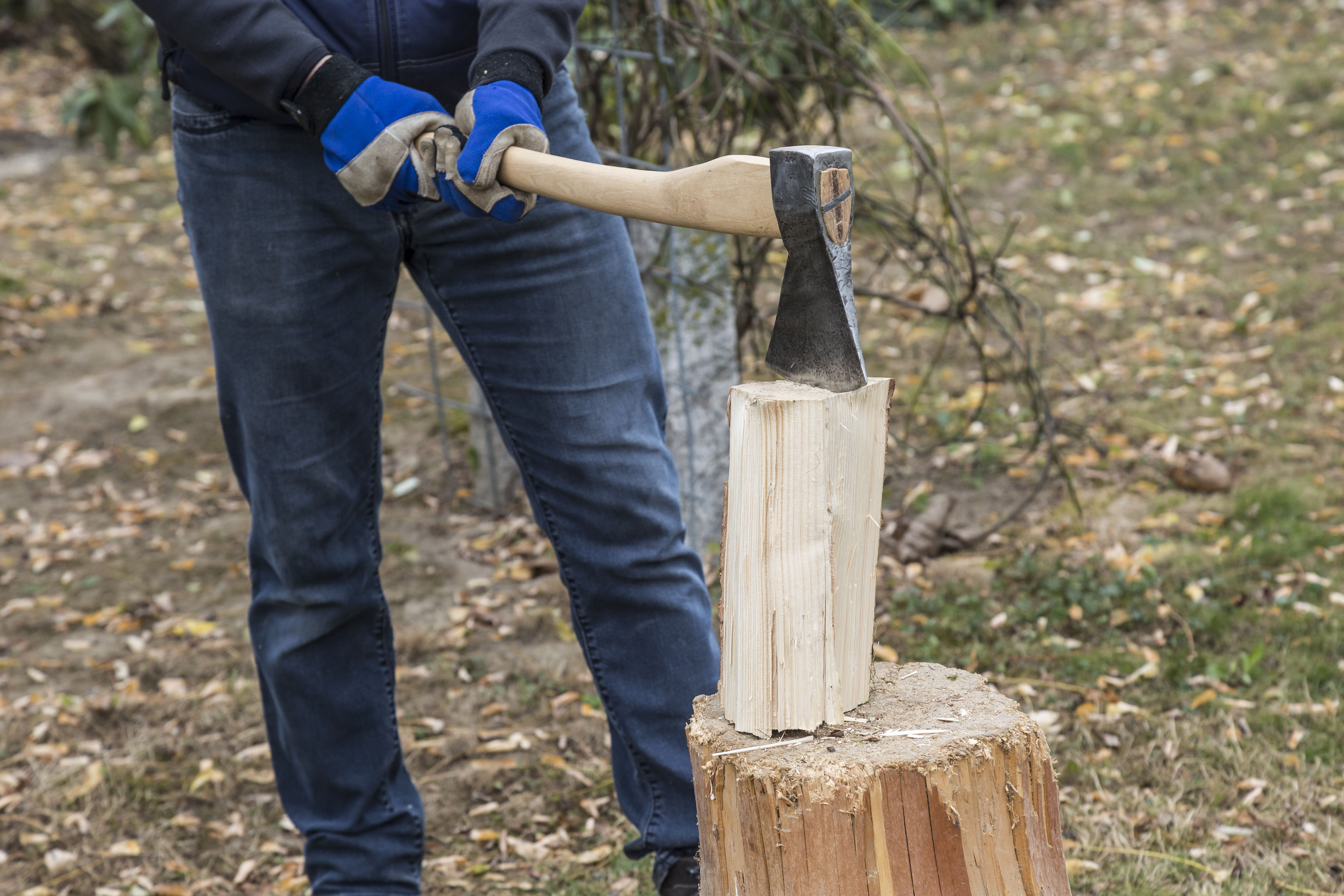 Qualcuno spacca la legna con l'ascia.