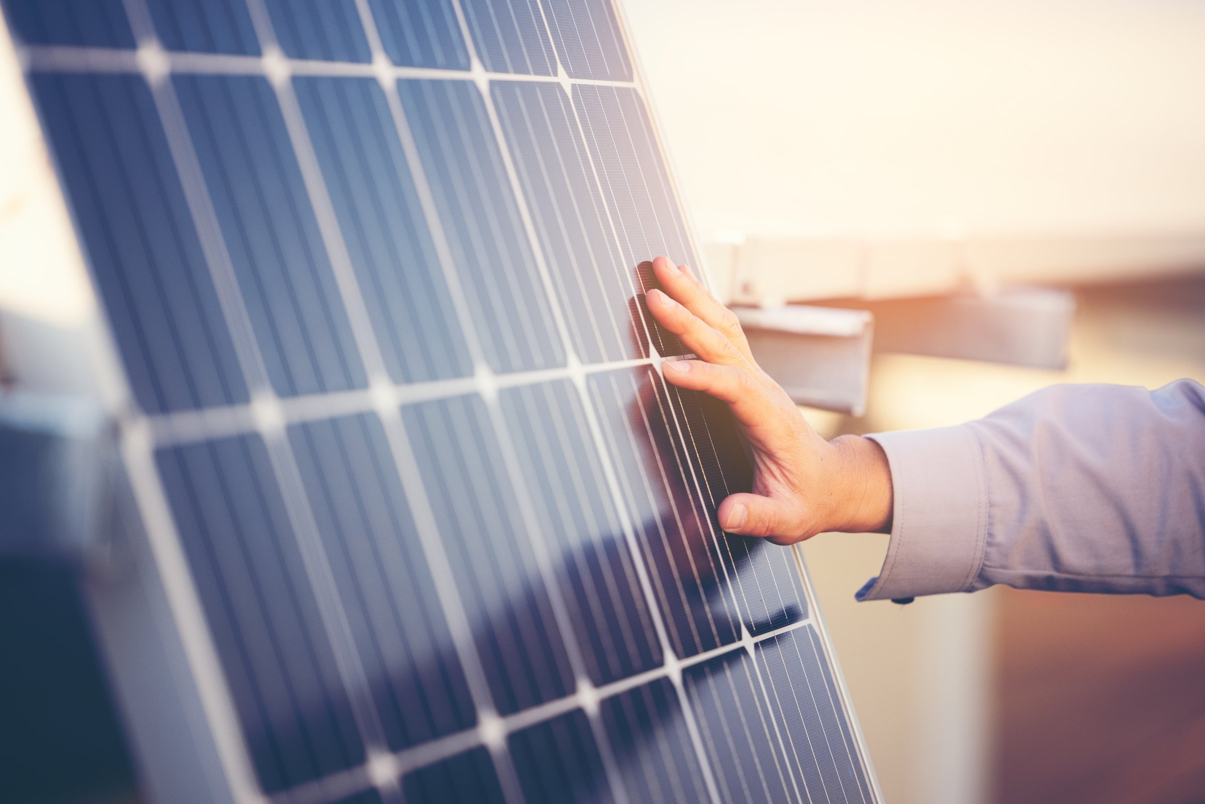 Hand berührt Photovoltaikanlage