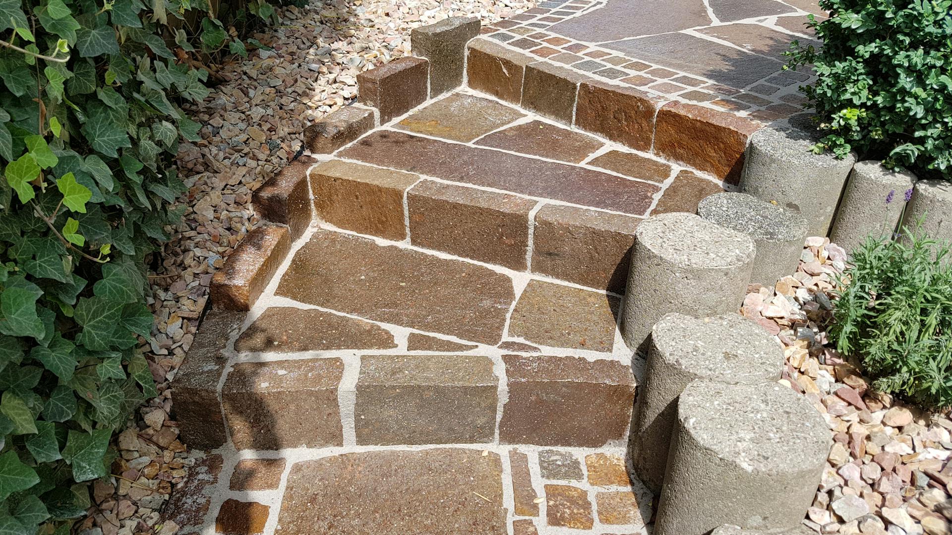 Ein Weg aus Natursteinen im Garten.