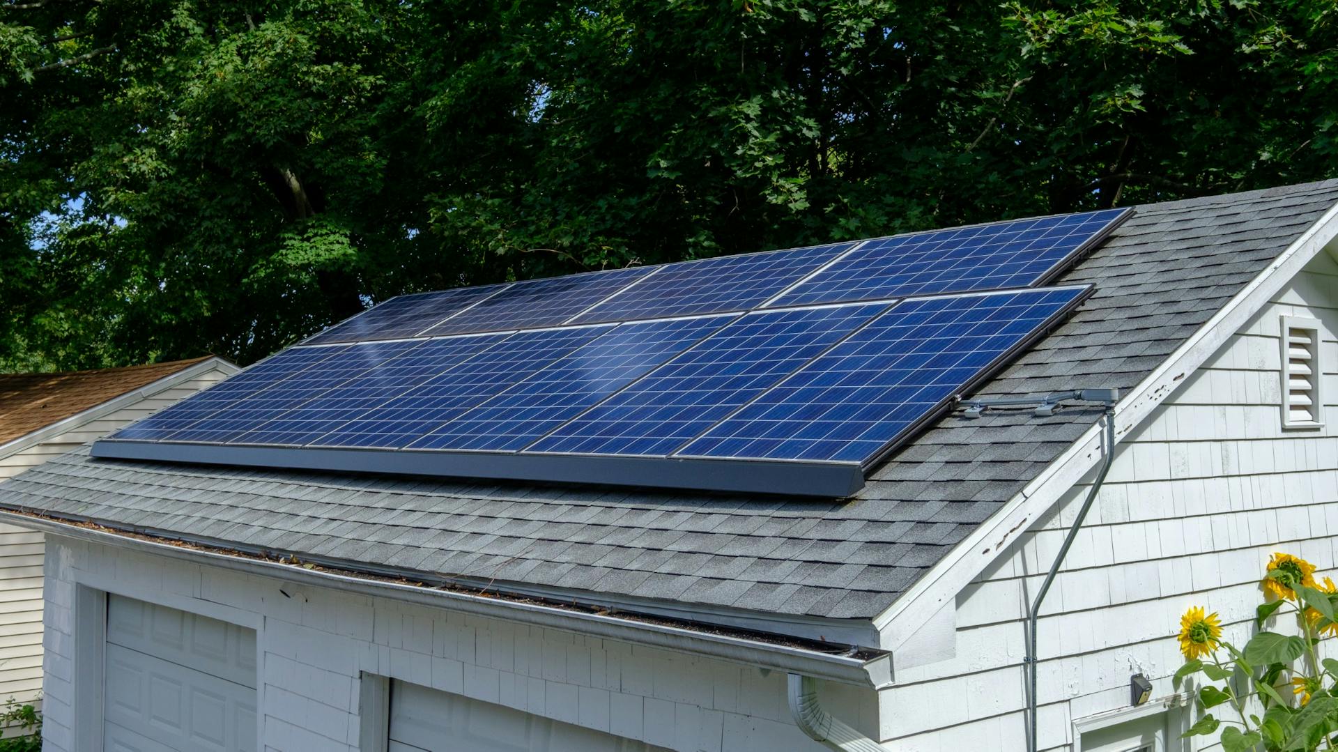 Solaranlage auf einem Garagendach