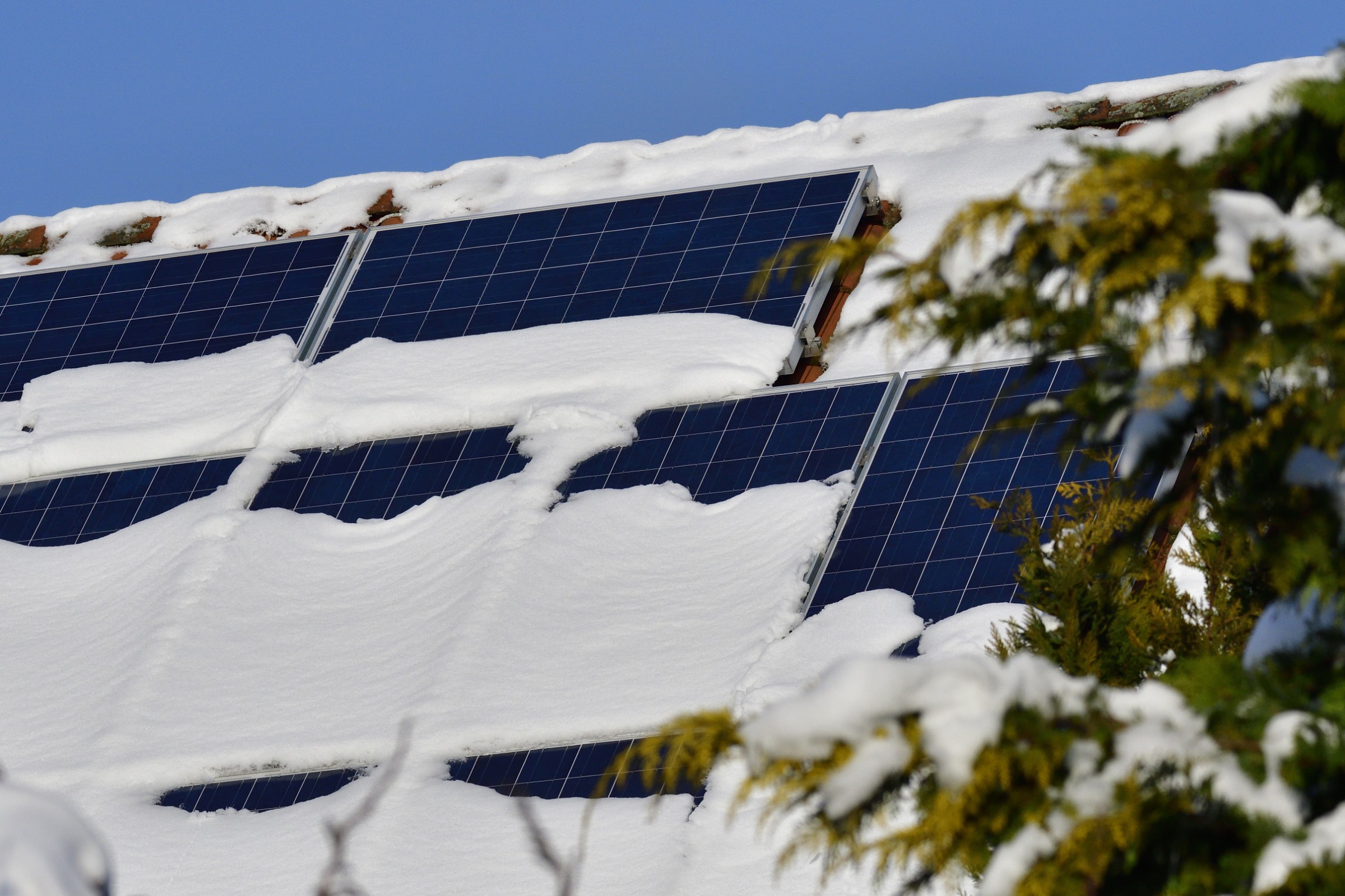 Schneebedeckte Solaranlage