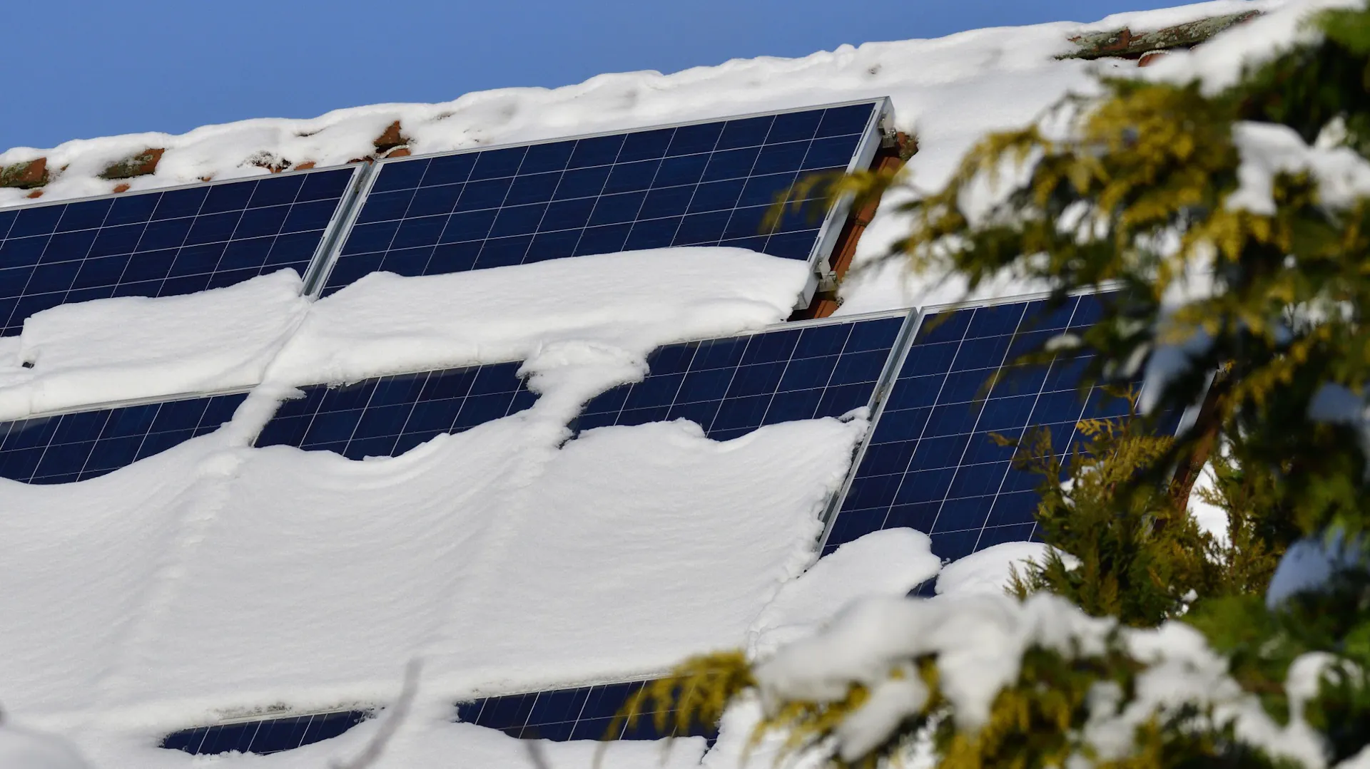 Schneebedeckte Solaranlage