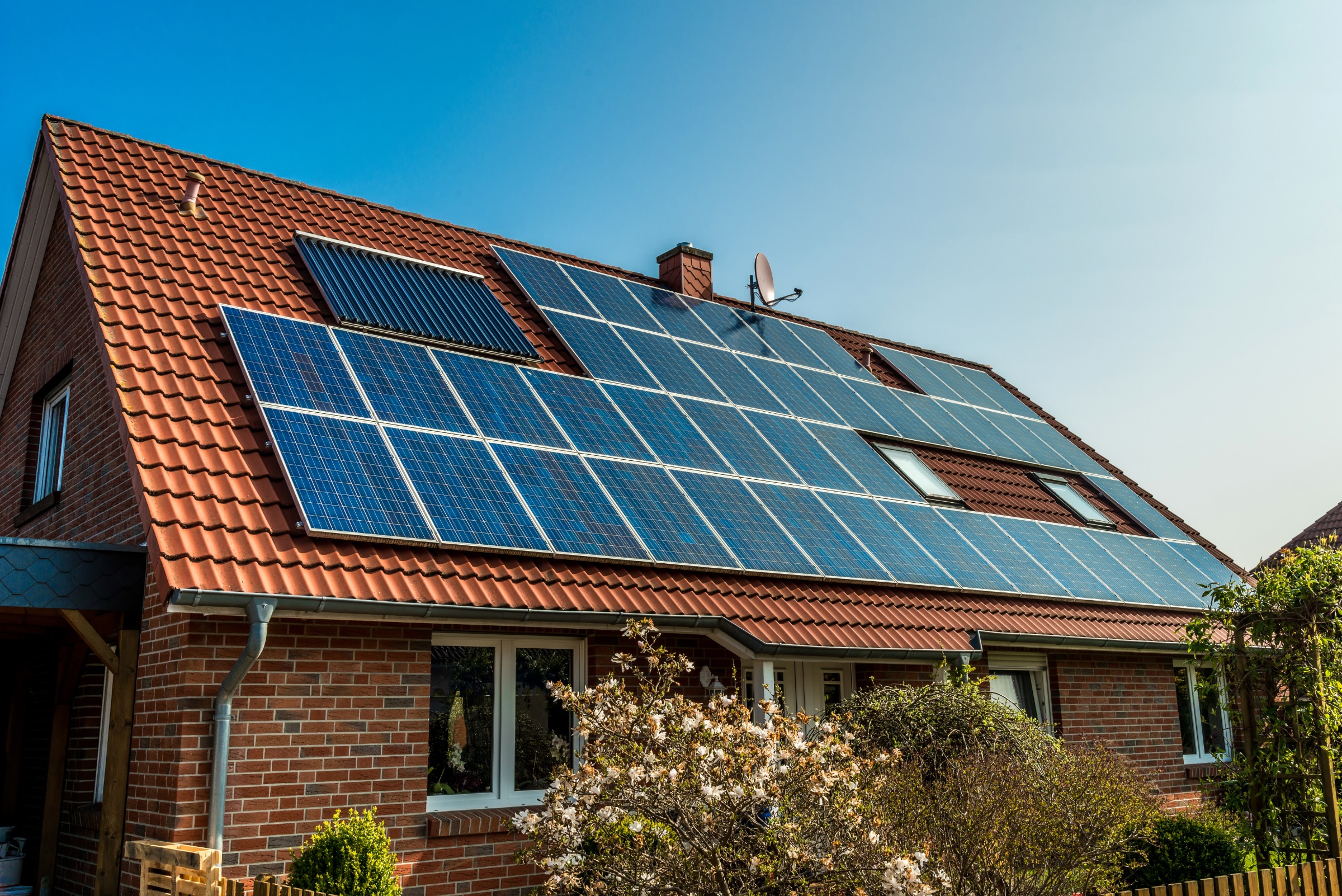 Photovoltaik-Paneele auf einem orangen Dach