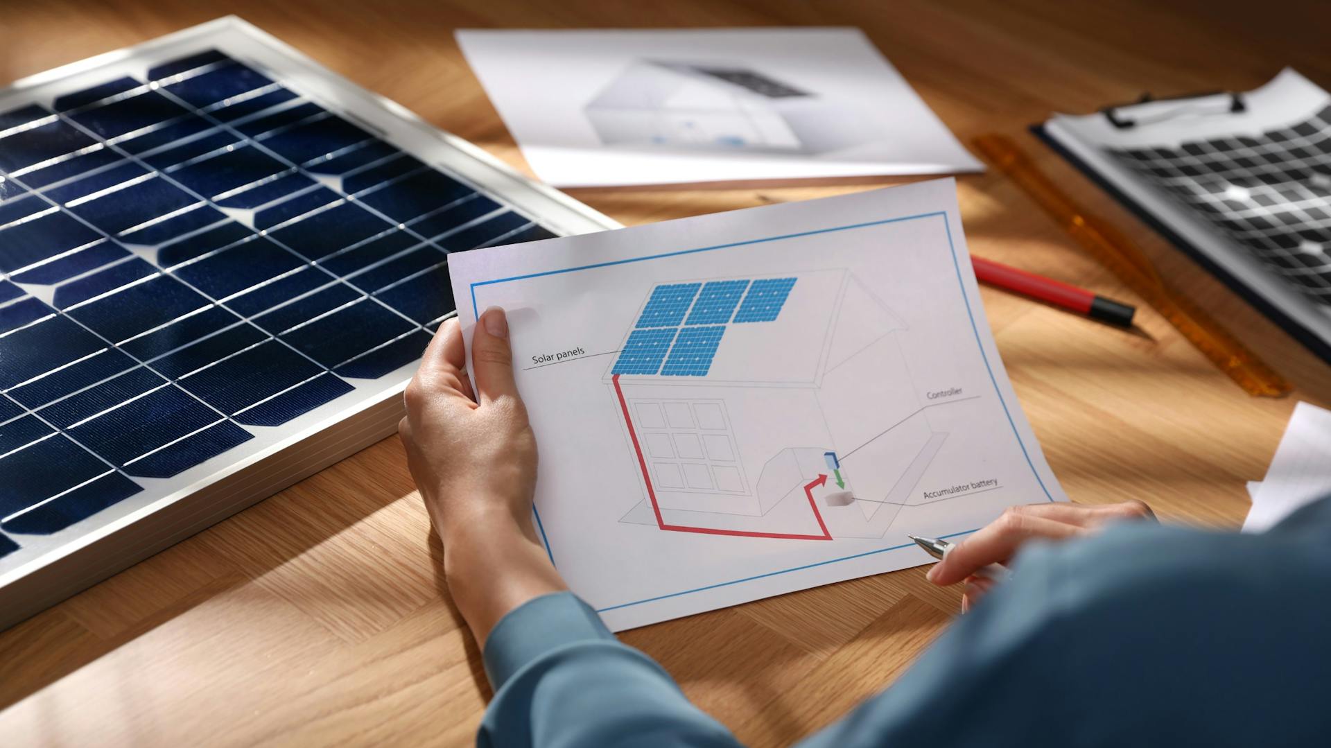 Person hält eine Skizze zur Photovoltaik-Förderung in der Hand.