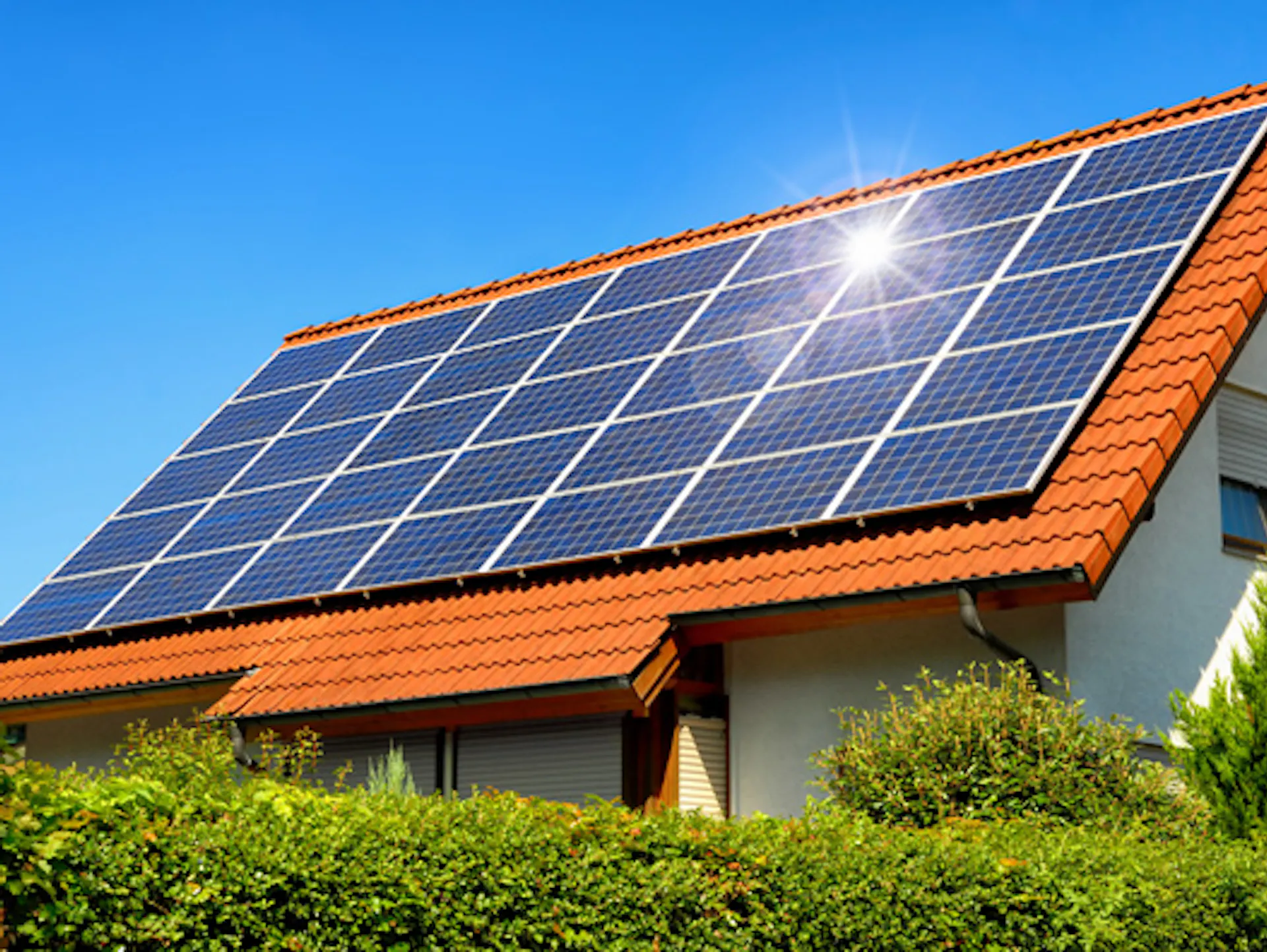 Großflächig mit Solarpanels bedecktes Hausdach