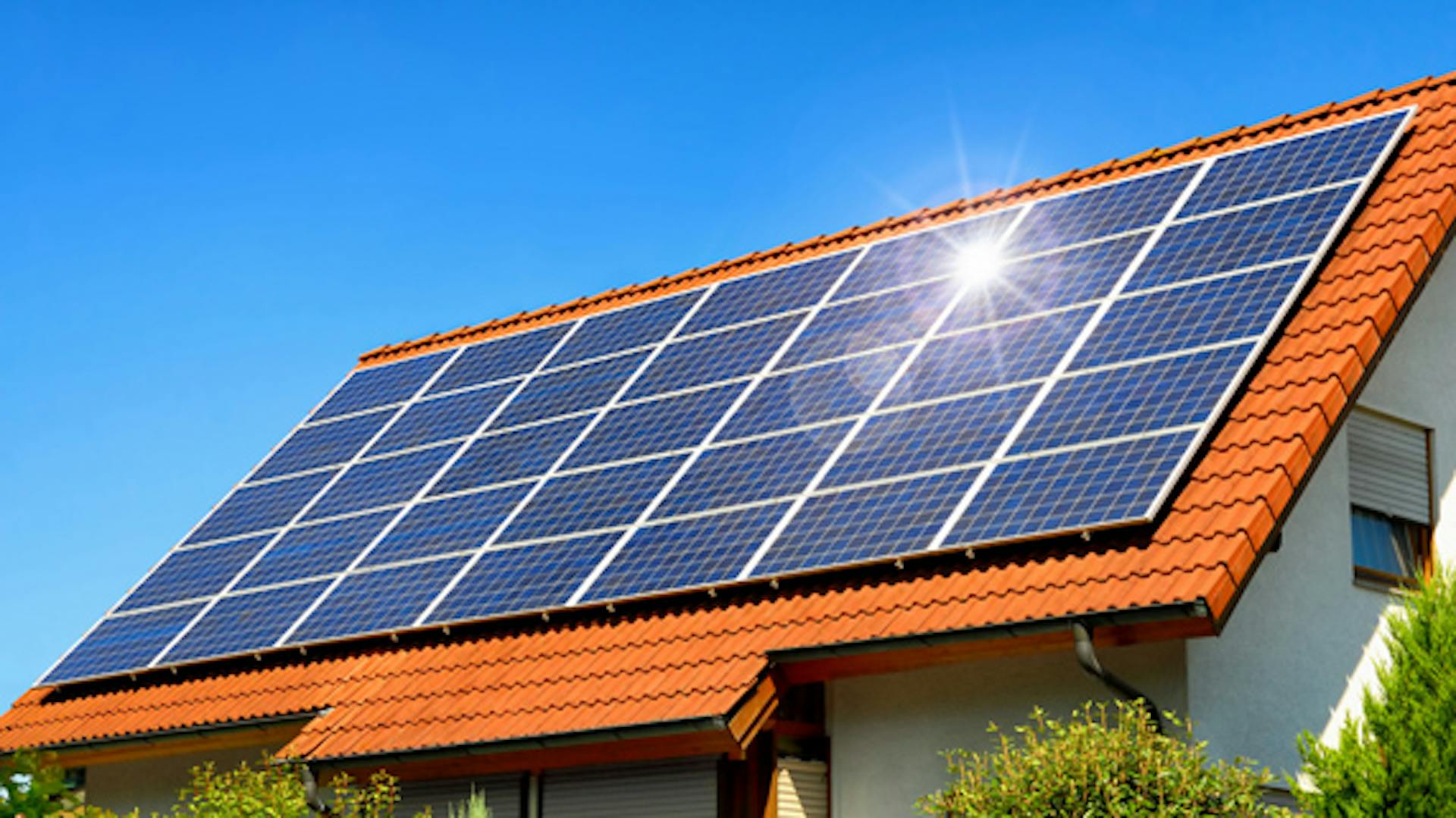 Dachfläche, nahezu vollständig mit Solarpaneelen bedeckt