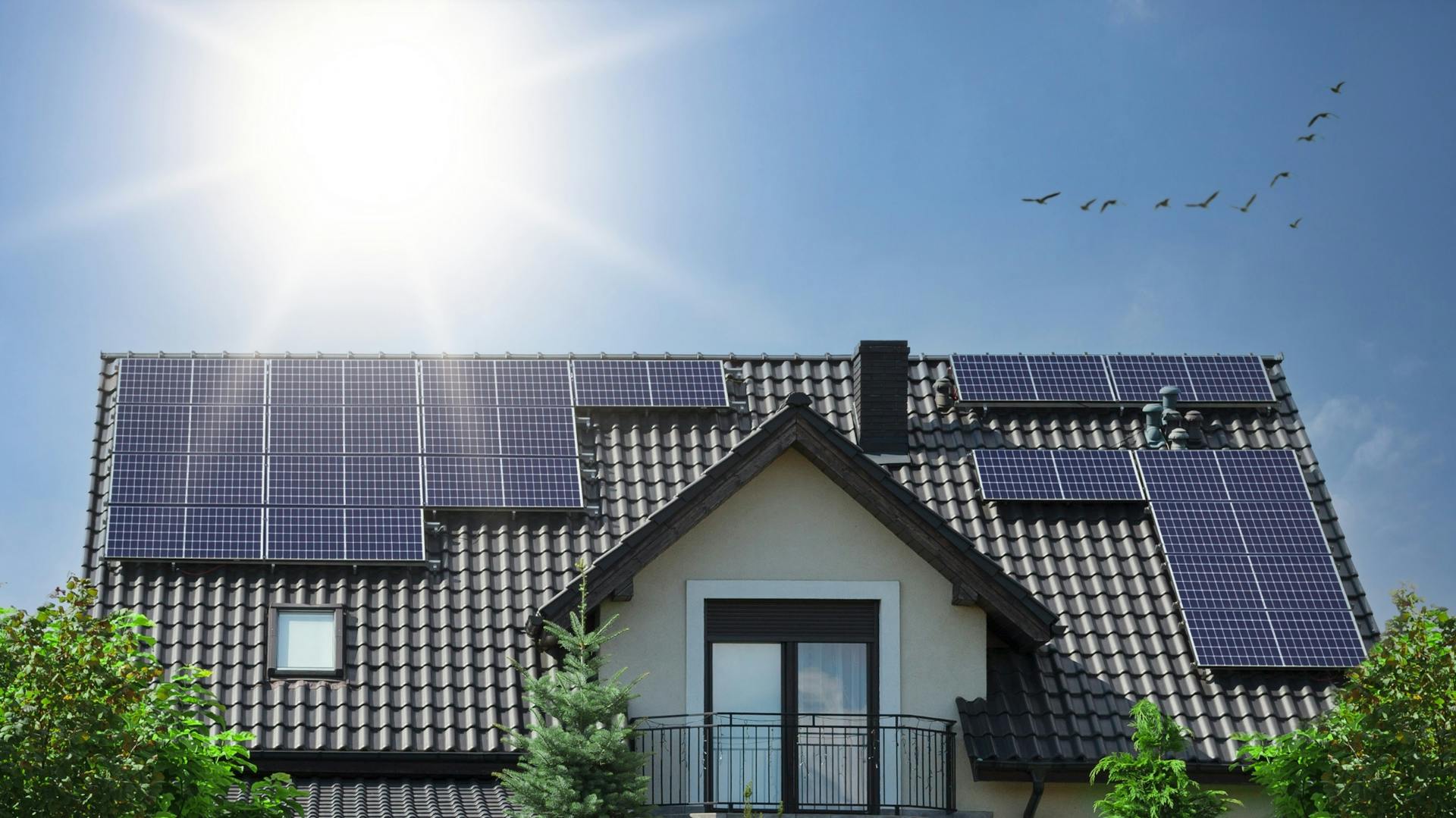 Hausdach mit Photovoltaikanlage