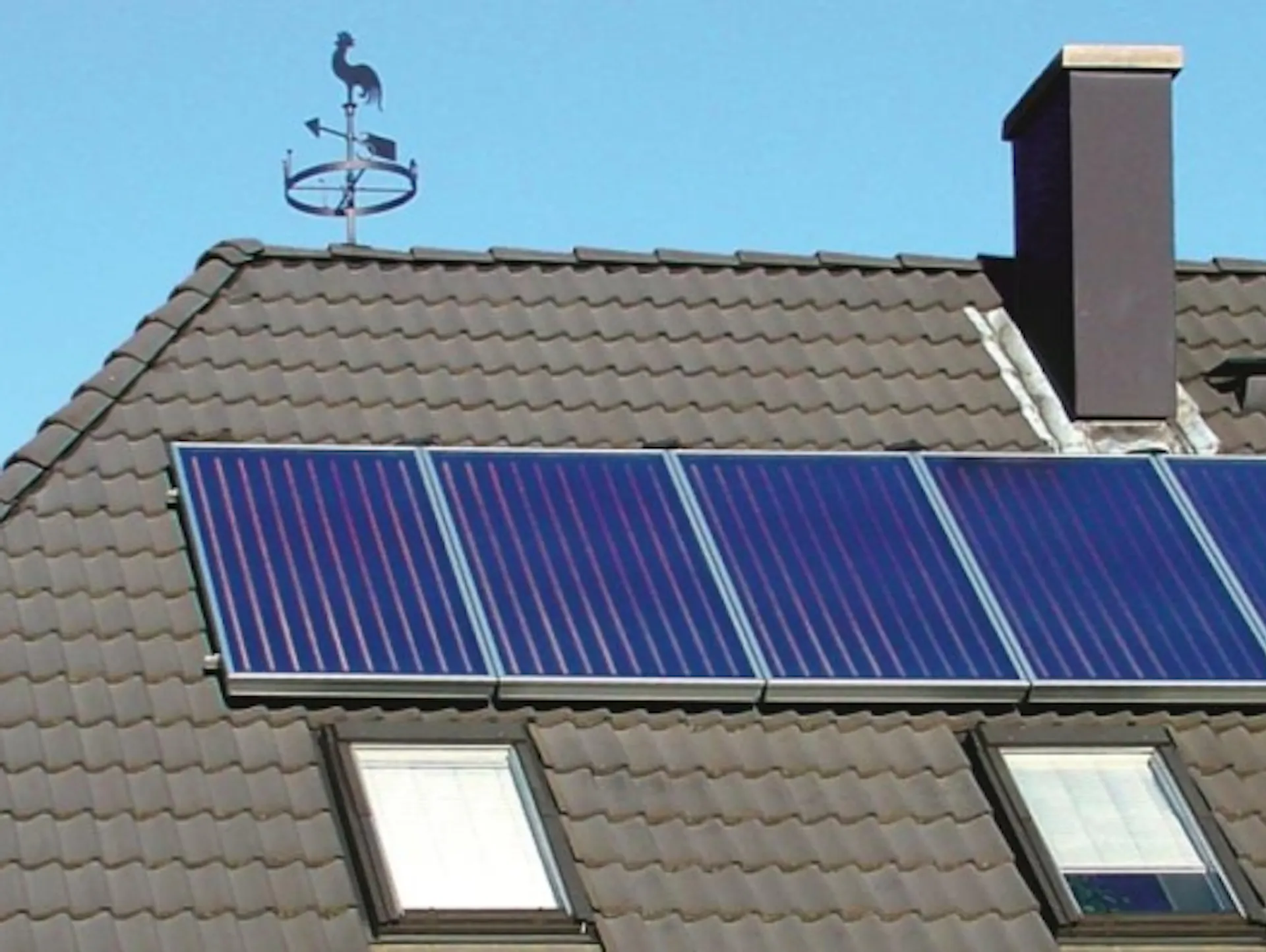 Kristalline Photovoltaikanlage auf einem Dach