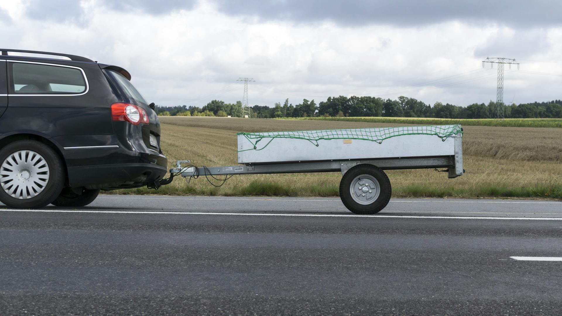 Pkw mit Anhänger auf Landstraße
