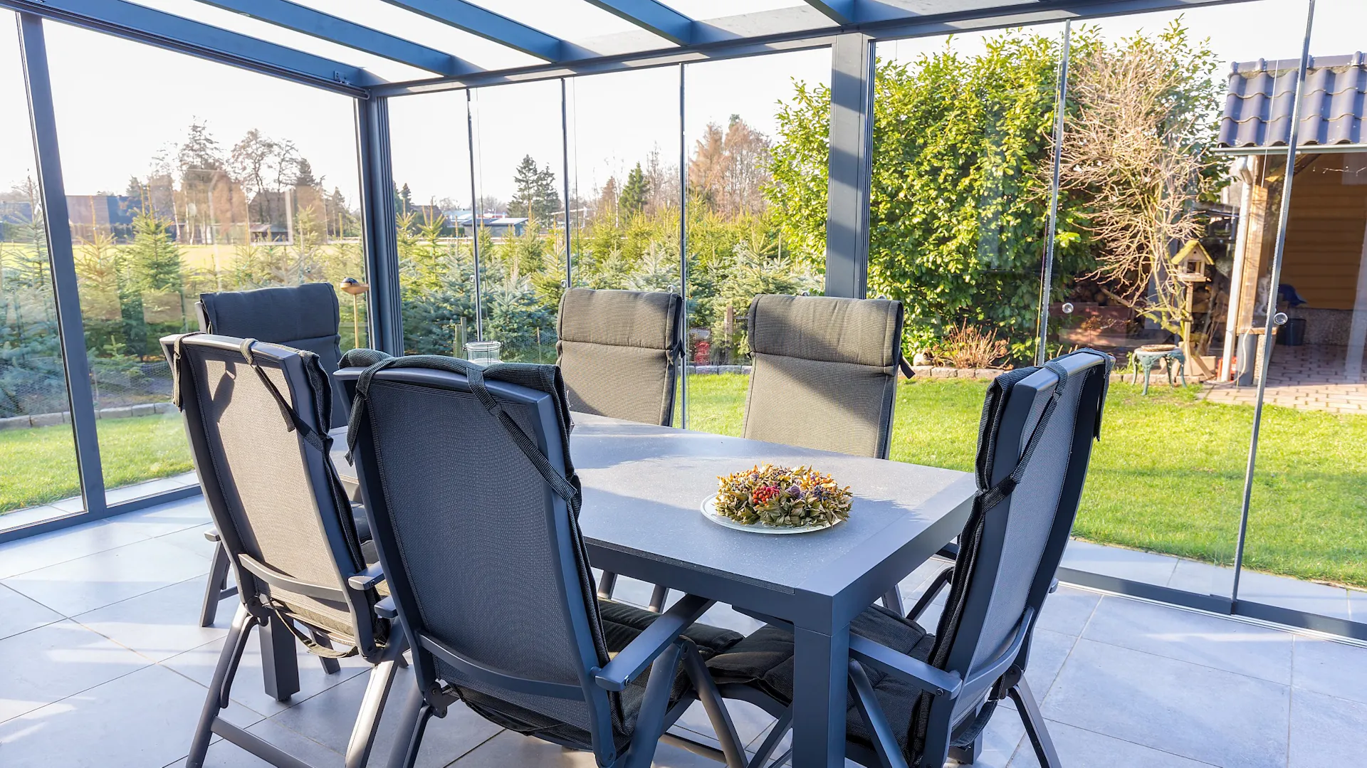 Tisch mit Stühlen im Sommergarten
