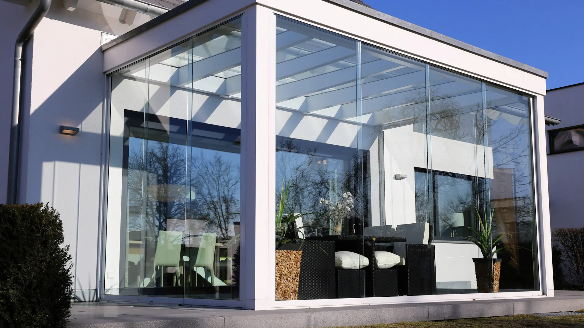 Moderner Sommergarten mit Sitzgruppe
