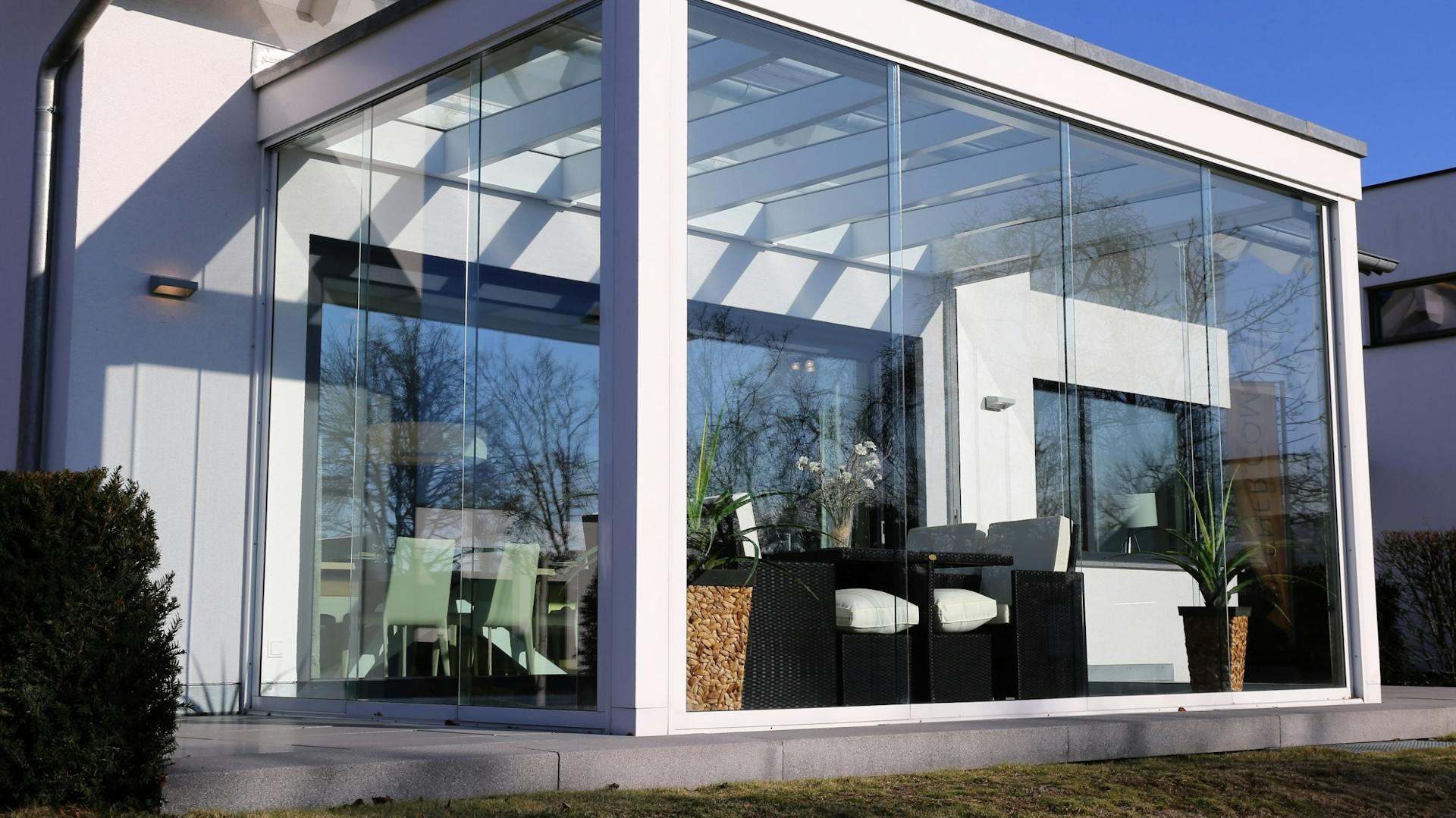 Moderner Wintergarten oder Sommergarten mit Verglasung