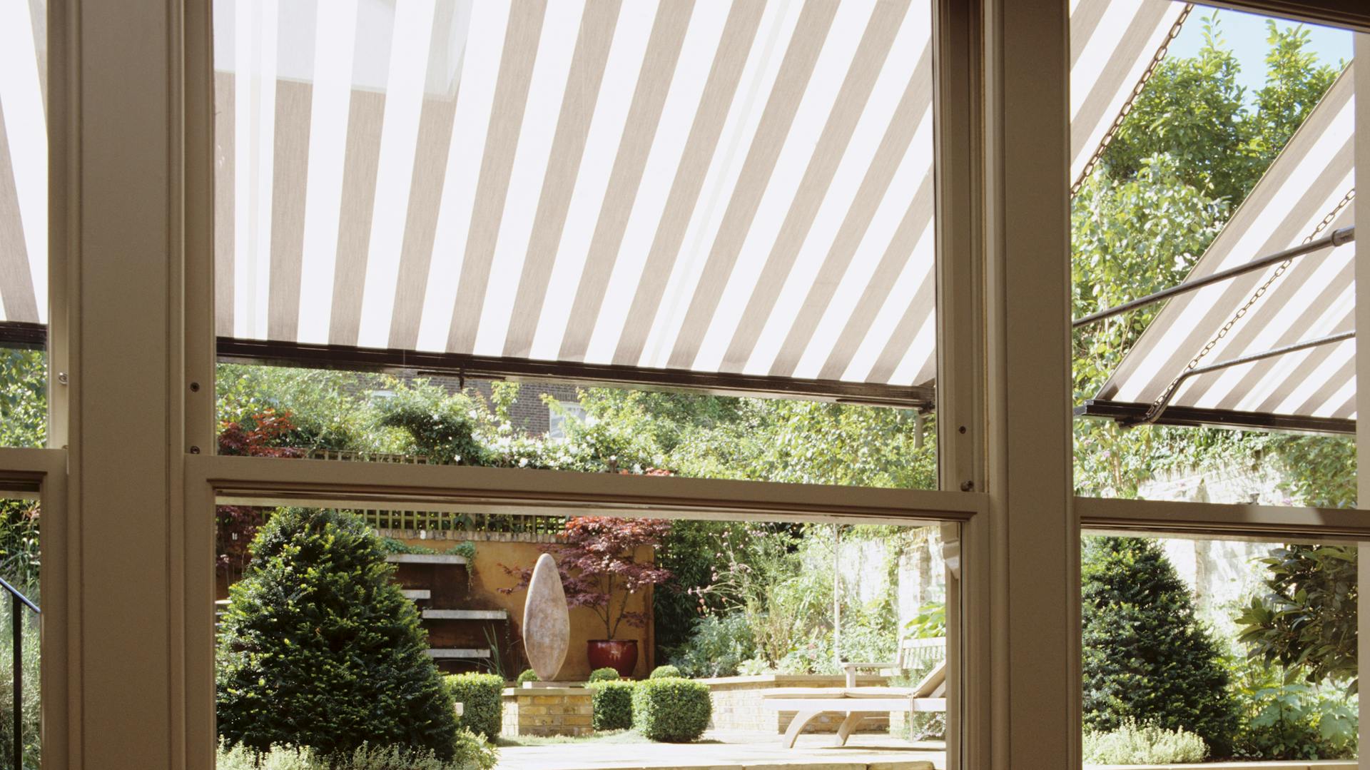 Terrasse mit ausgefahrener Markise.