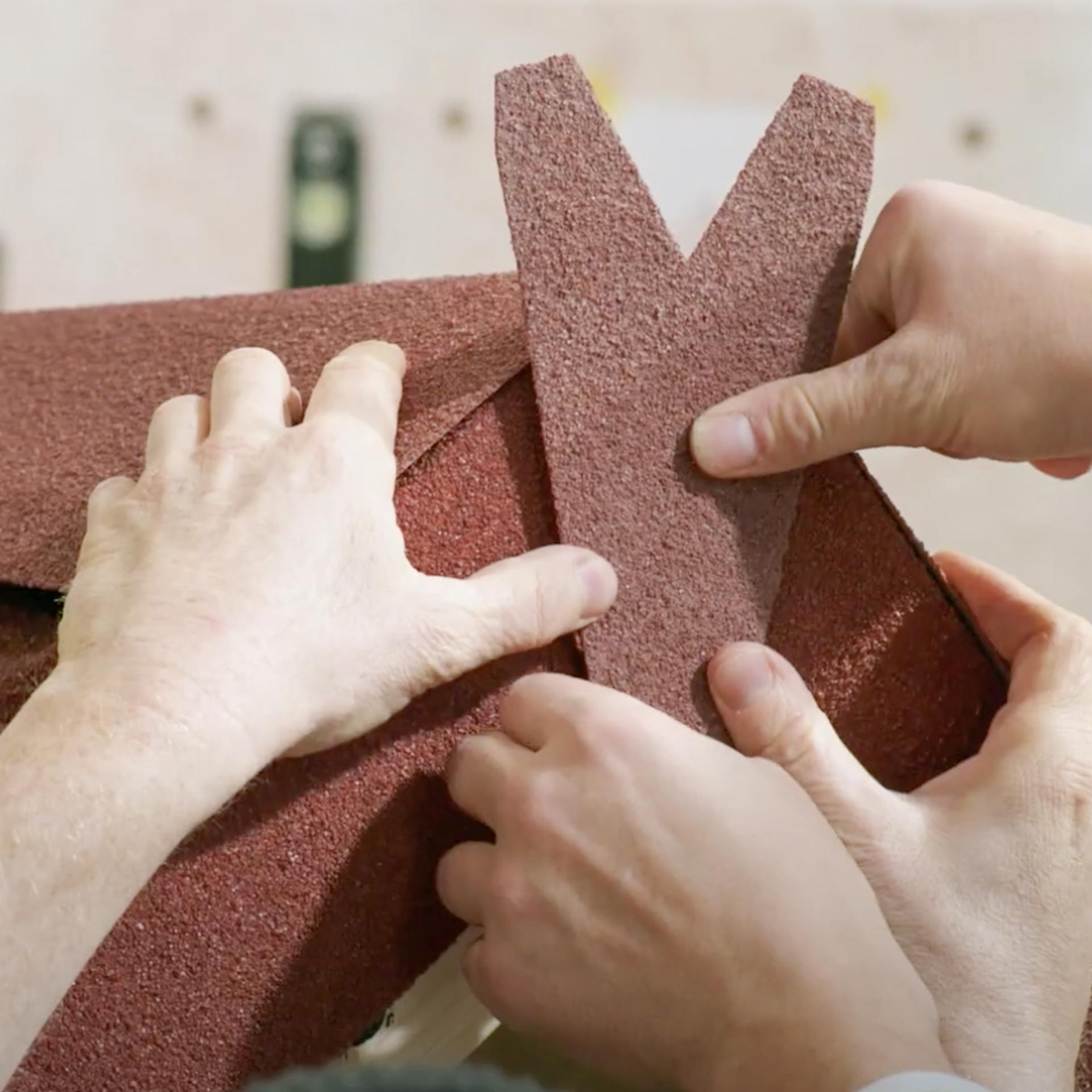 Handwerker setzt das Endstück des Ortgangprofils an.