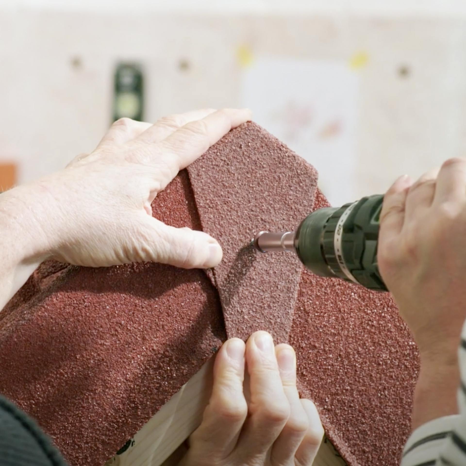 Handwerker verschrauben das Endstück des Ortgangprofils.