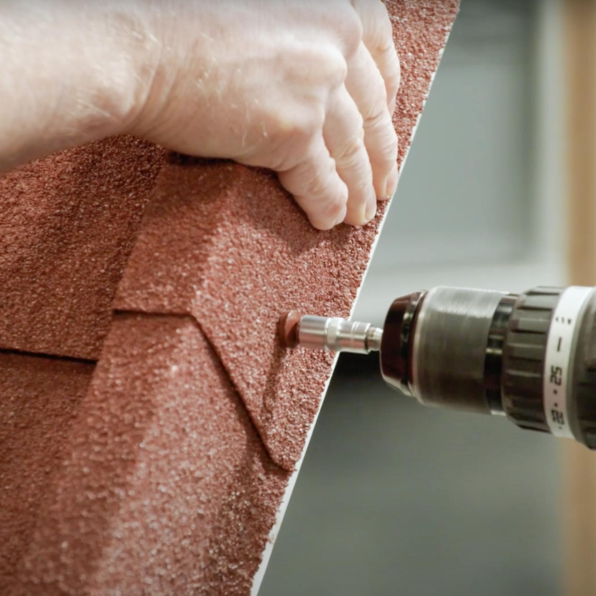 Die Überlappung der Profile wird verschraubt.