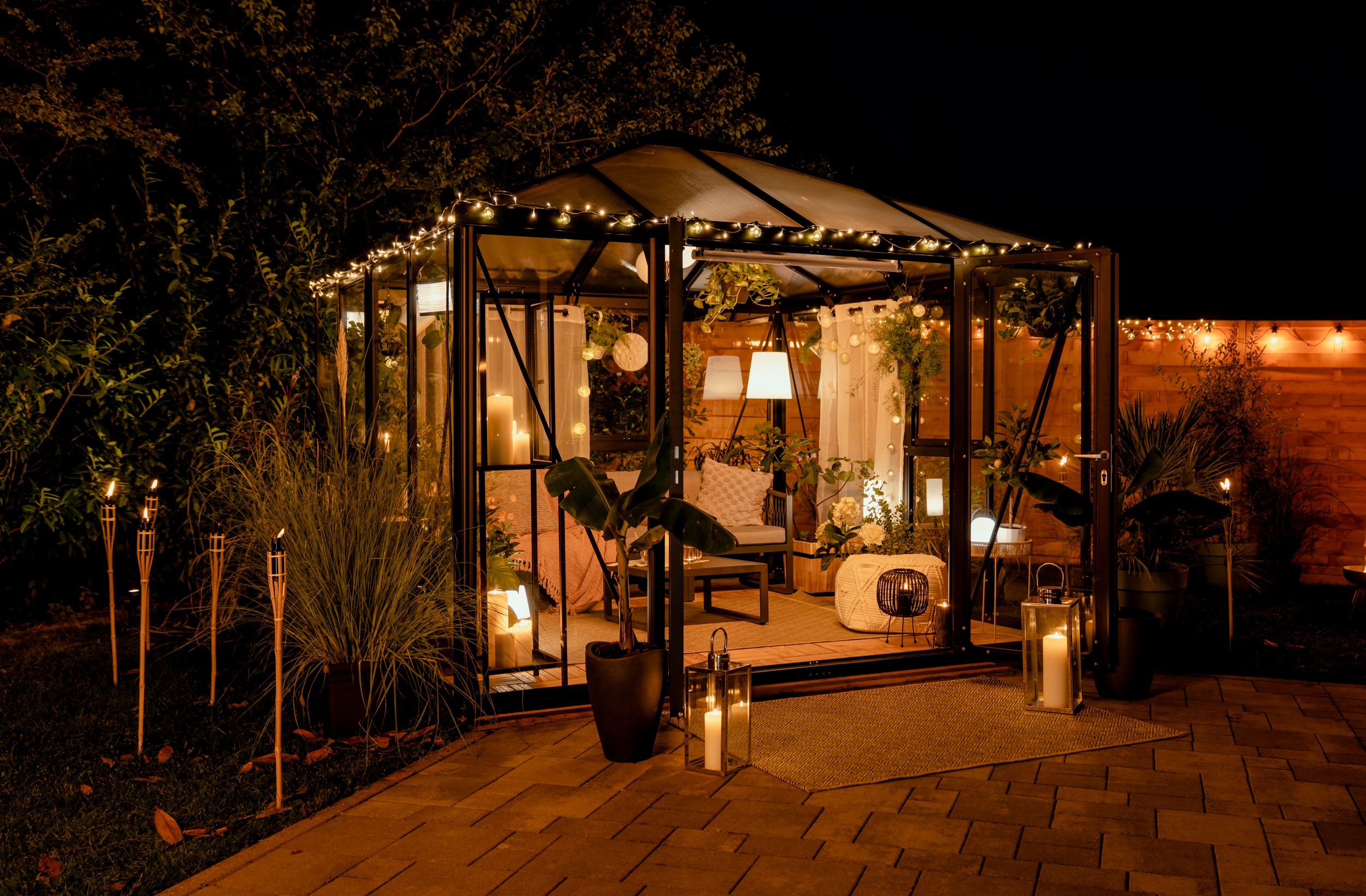 Wohnlich eingerichtetes Gewächshaus mit Beleuchtung