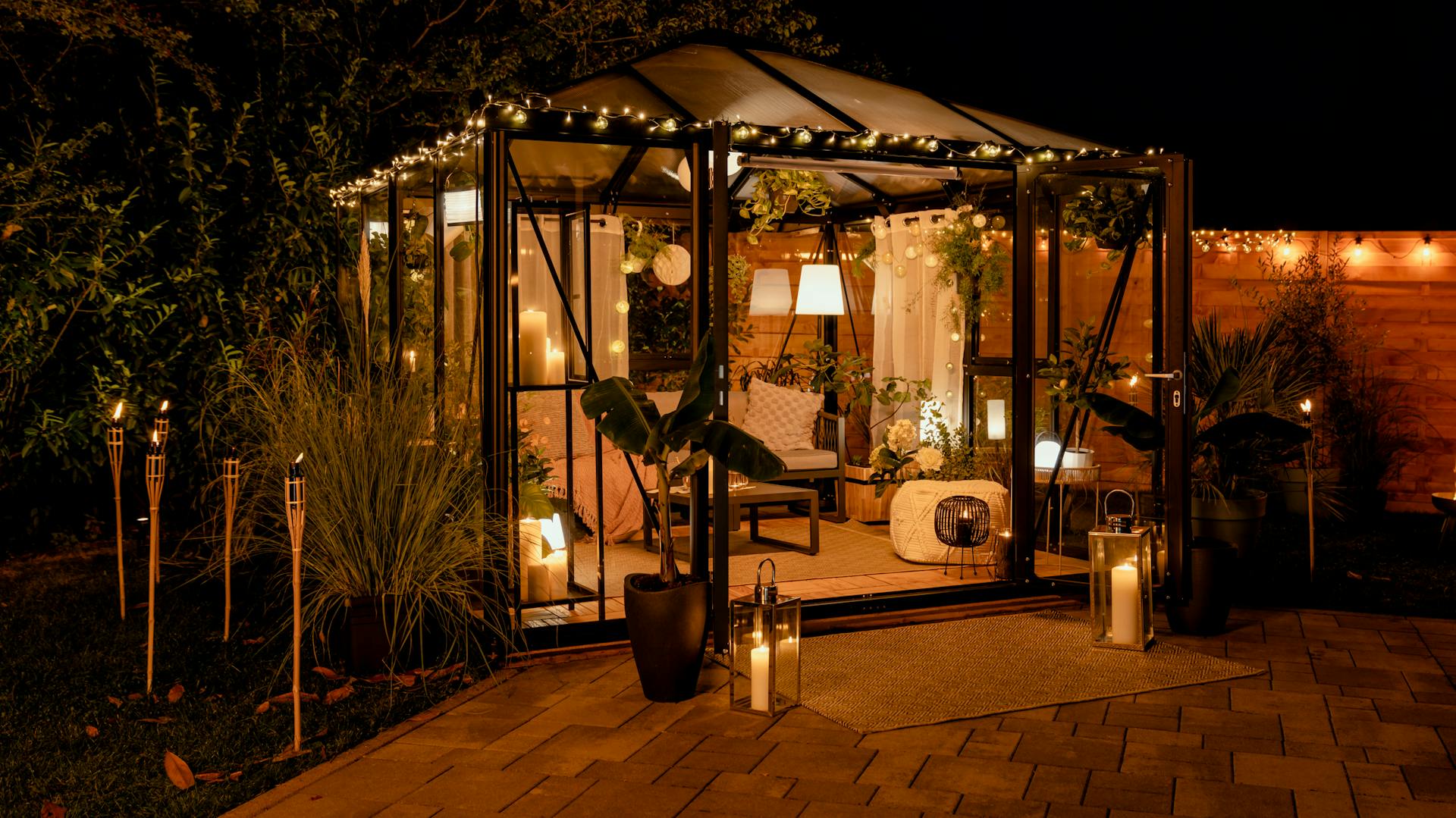 Wohnlich eingerichtetes Gewächshaus mit Beleuchtung