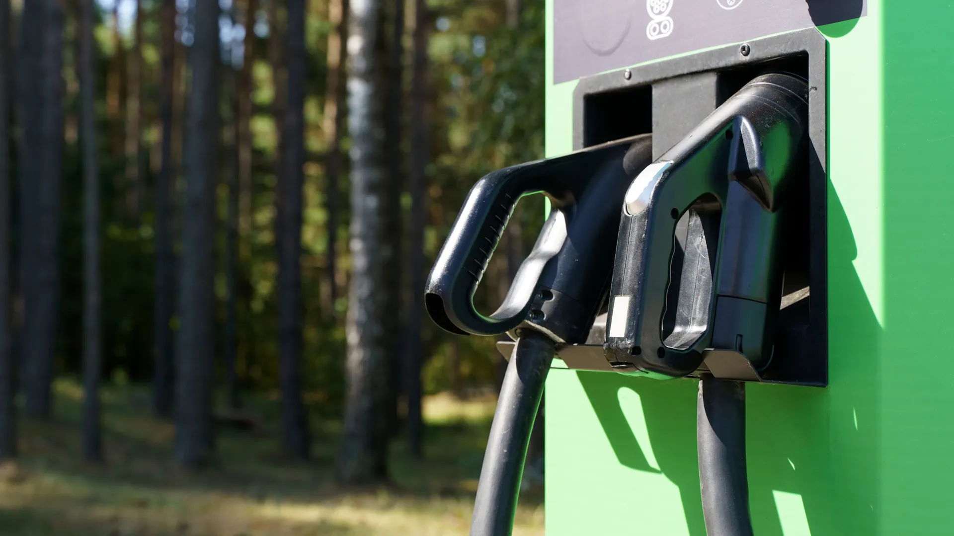 Grüne E-Ladesäule für Autos.