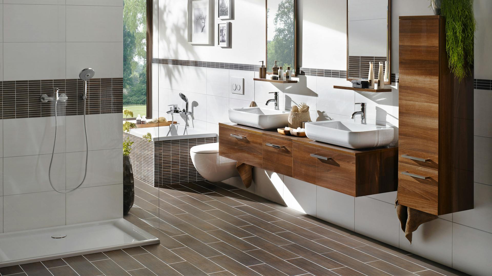 Dunkle, schmale Bodenfliesen in einem Badezimmer.