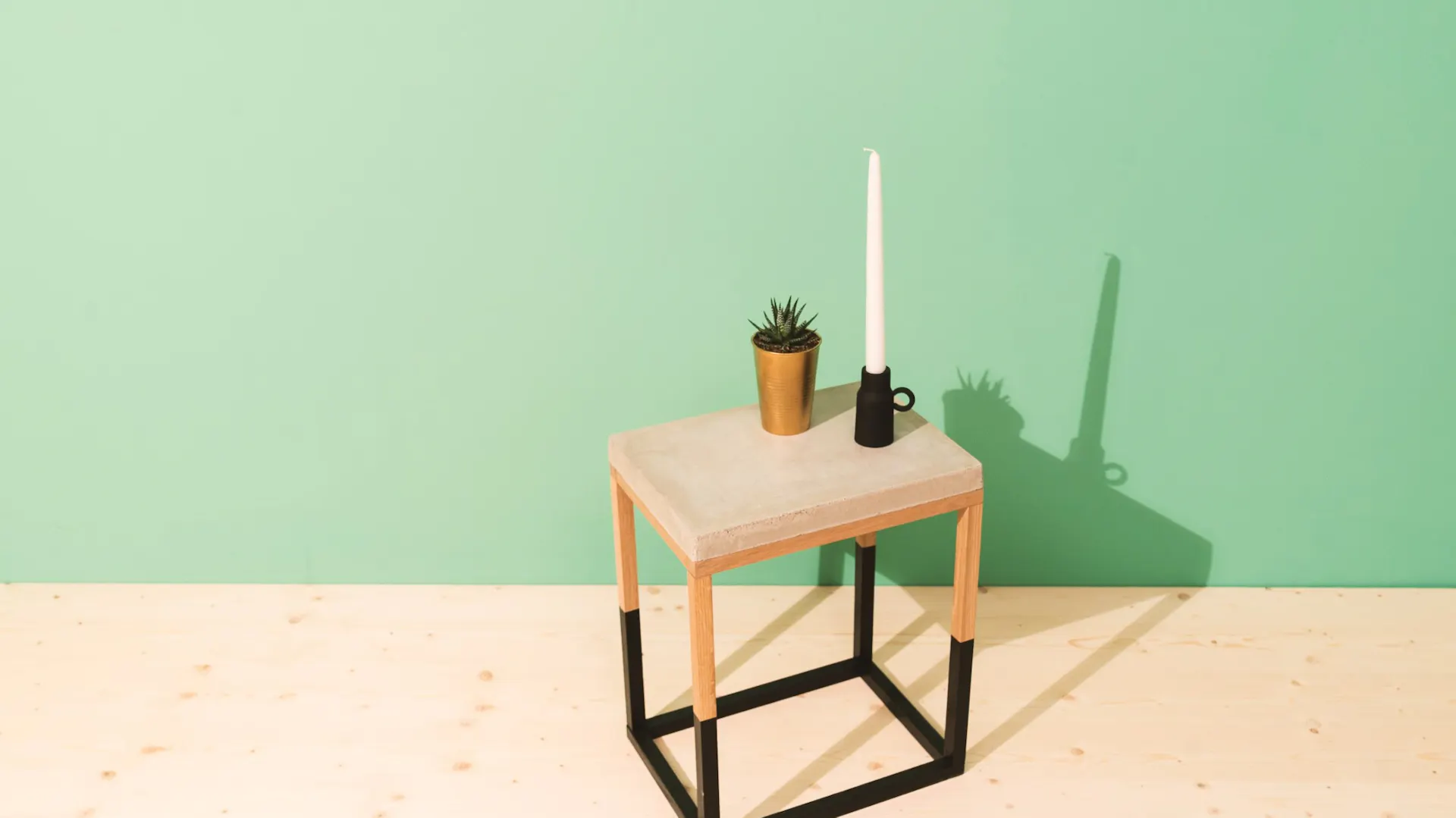 Bestelltisch mit Tischplatte aus Beton als Deko für Badezimmer in Betonoptik