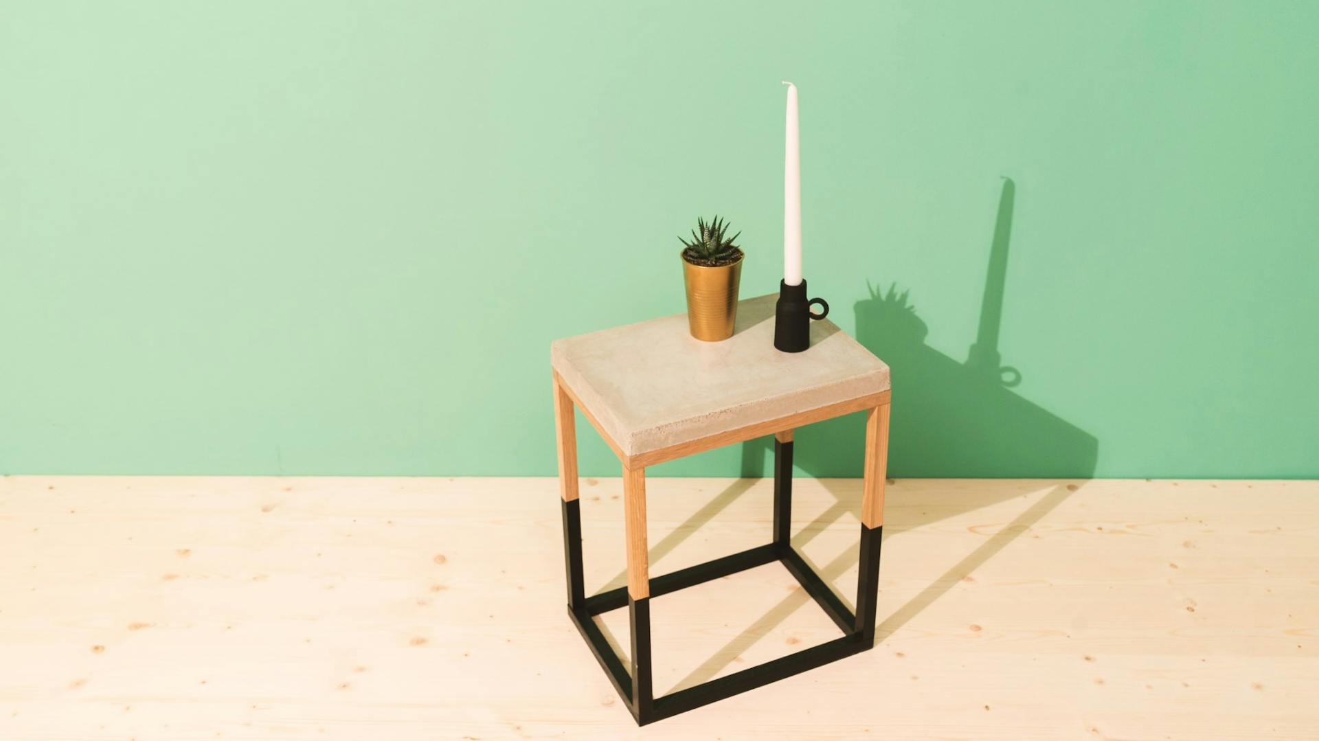 Bestelltisch mit Tischplatte aus Beton als Deko für Badezimmer in Betonoptik