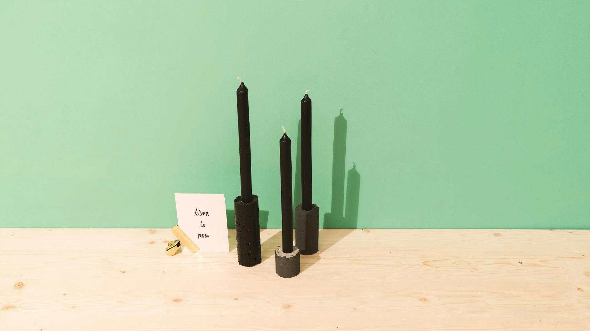 Schwarze Kerzenhalter aus Beton als Deko für Badezimmer in Betonoptik