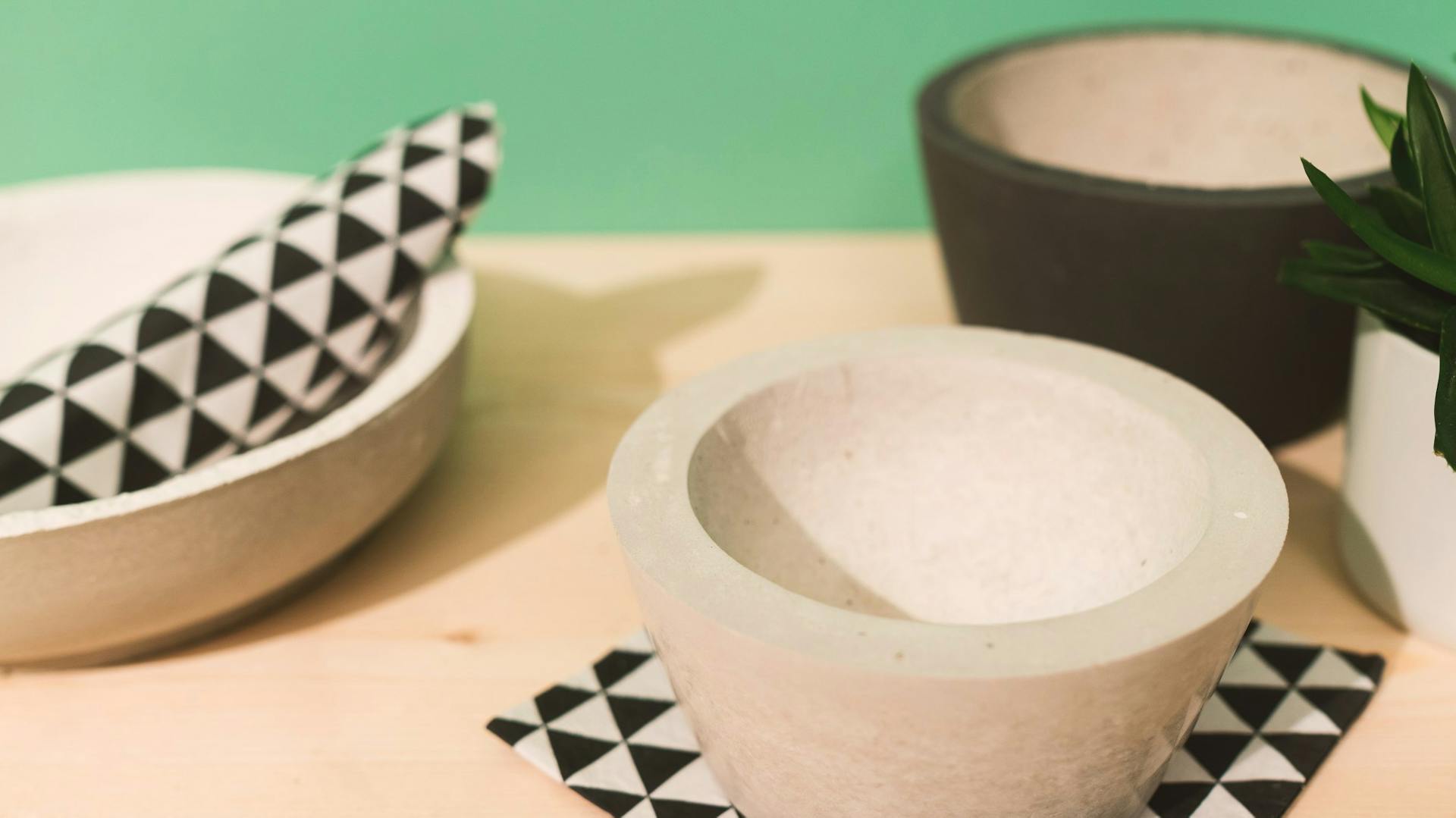 Schwarze und unbemalte Schalen aus Beton als Deko für Badezimmer in Betonoptik