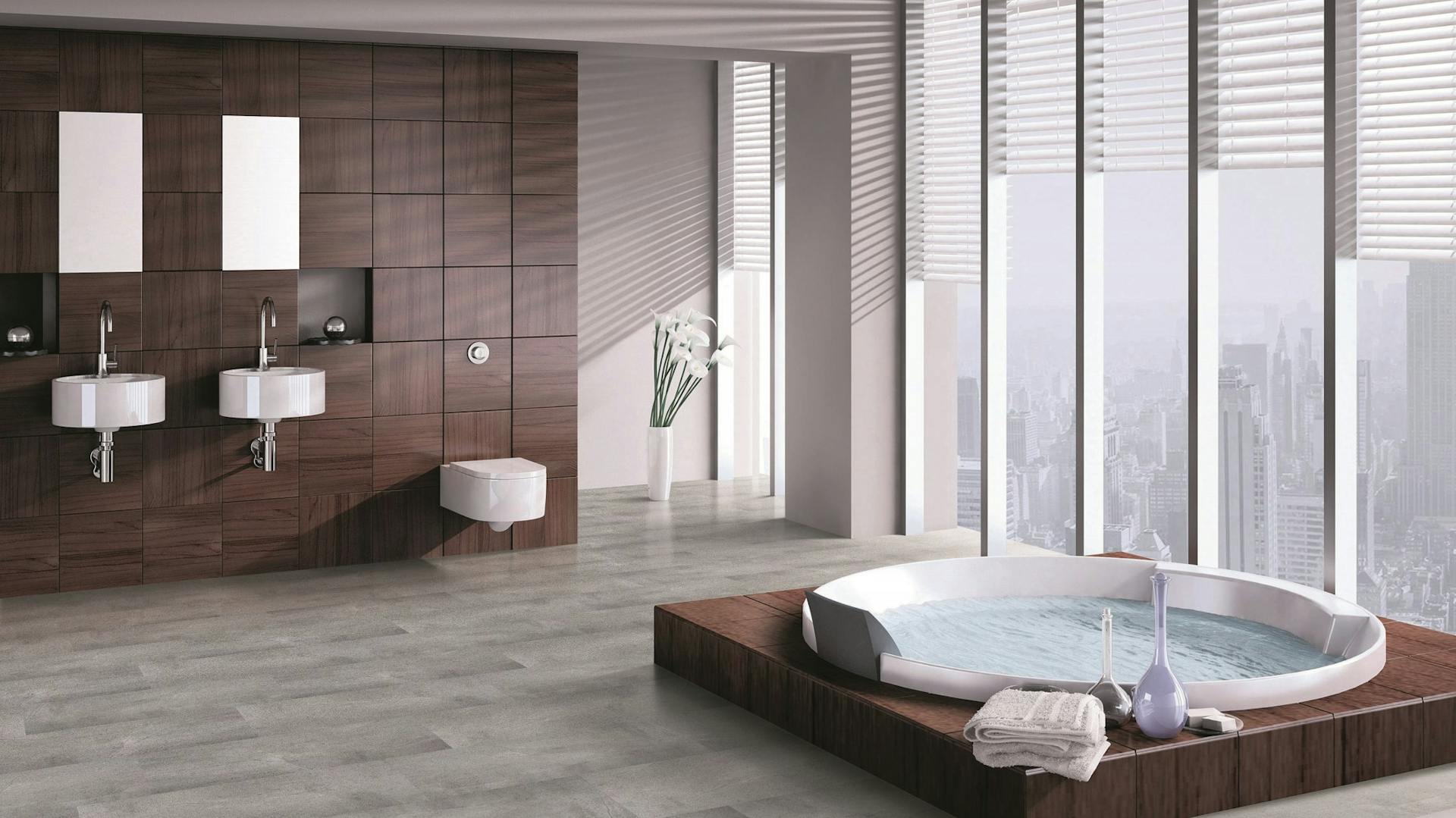 Bad mit Boden und Wandstück in Betonoptik und Vertäfelung und Whirlpool-Rahmen aus dunklem Holz